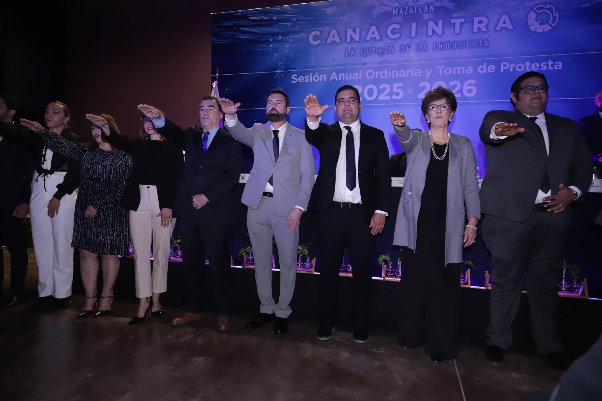 $!La mesa directiva para el periodo 2025-2026 de Canacintra Mazatlán al momento de rendir protesta.