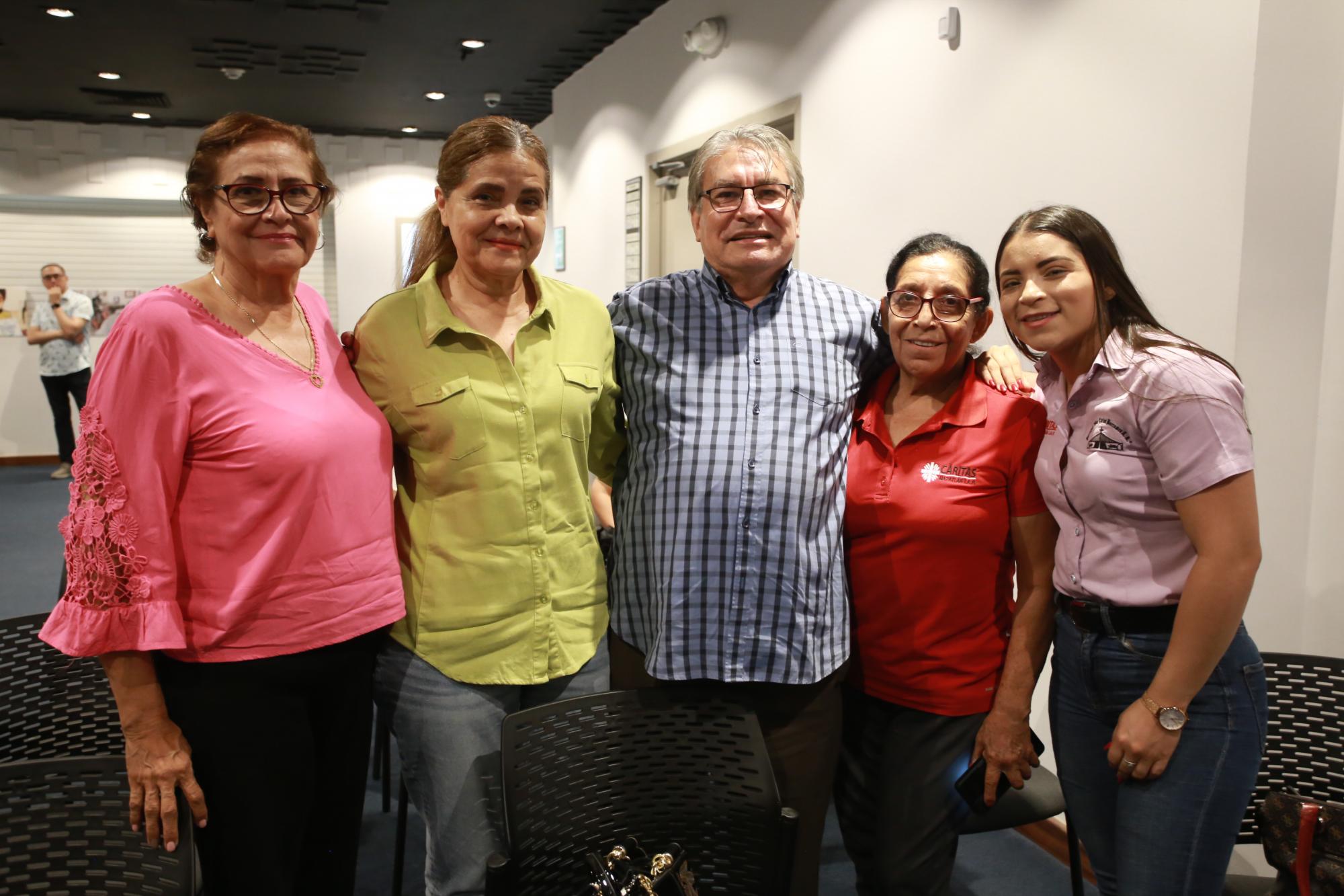 $!Griselda Zamudio, Alicia Millán, el Padre Rafael Martínez, Teresa ceceña y Marisol Osuna.