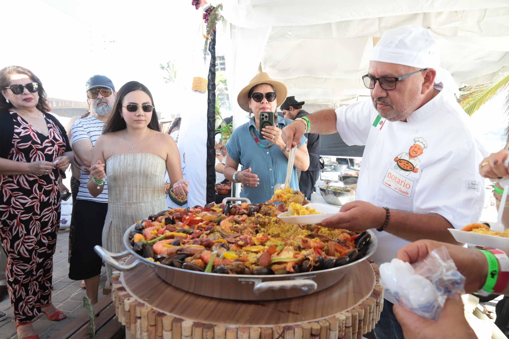$!Entre copas de vino, aromas a paella y la brisa marina, cientos de asistentes disfrutaron de la primera edición del “Wine Sea Fest”.