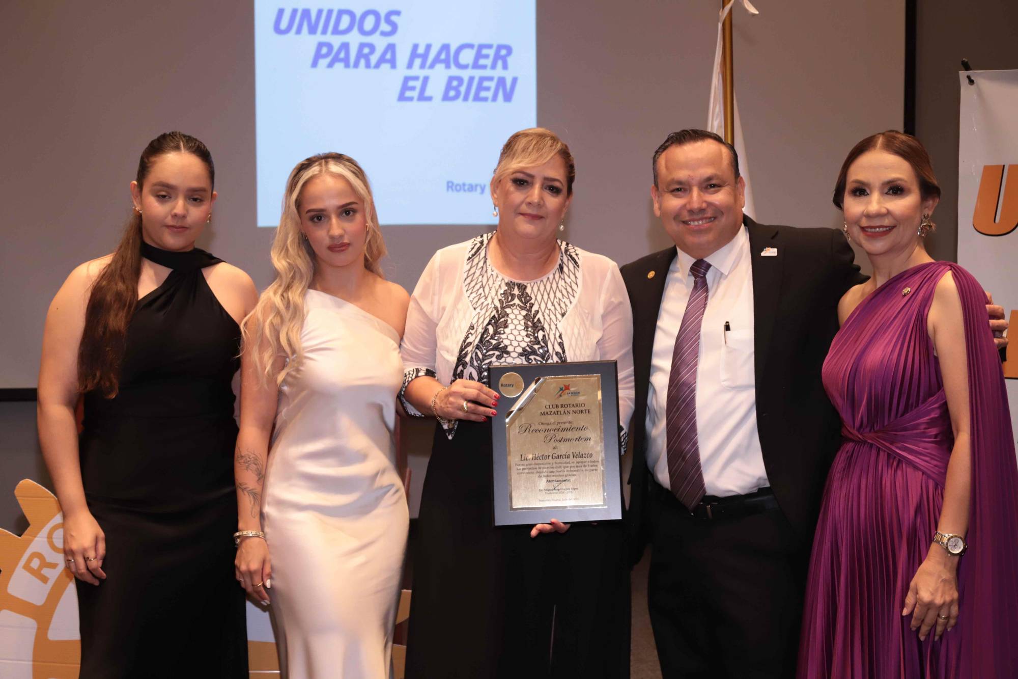 $!Mary Alvídrez en compañía de sus hijas Ximena y Sophia García, recibió en nombre de su esposo Héctor García Velasco, el reconocimiento póstumo de manos de Miguel Ángel López y Sofía de López.