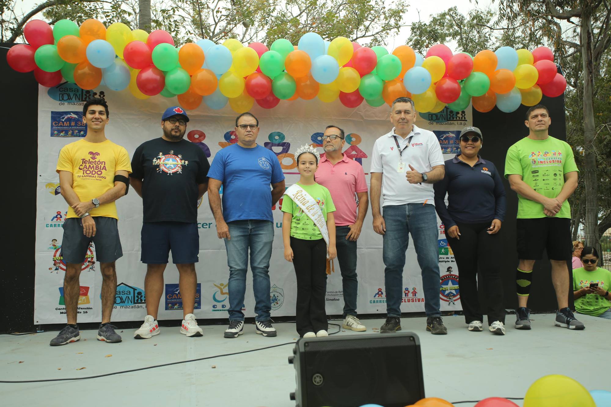 $!Noelia Vega, Reina de la Poesía del Carnaval de Mazatlán 2026, estuvo presente en la convivencia deportiva. Aquí junto a las autoridades del ICO.