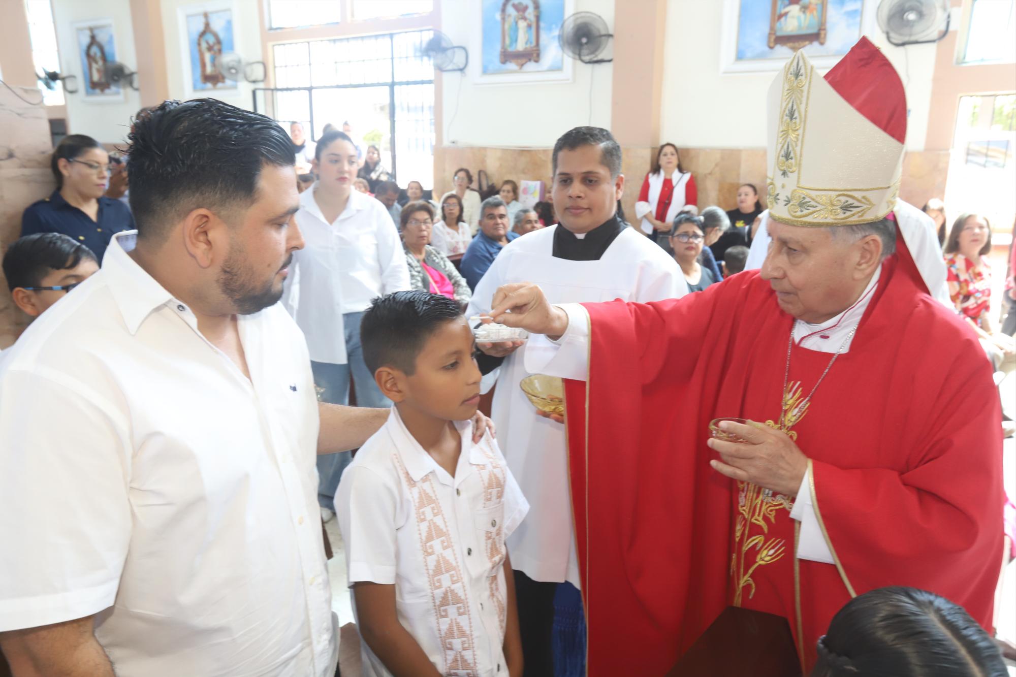 $!Los niños recibieron de manos del Obispo la confirmación.