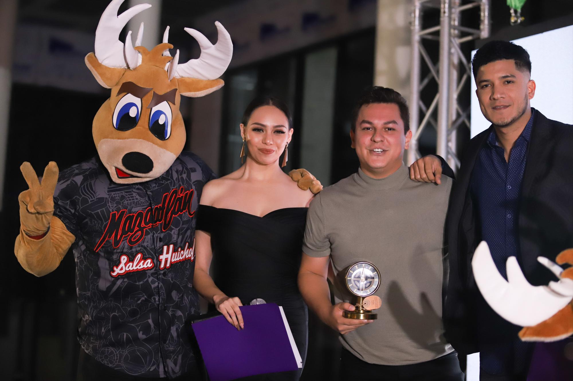 $!José Hernández de Buscatucasa.mx, recibe un reconocimiento de manos de El Venny, Kenia Ruelas e Ulises Lizárraga.