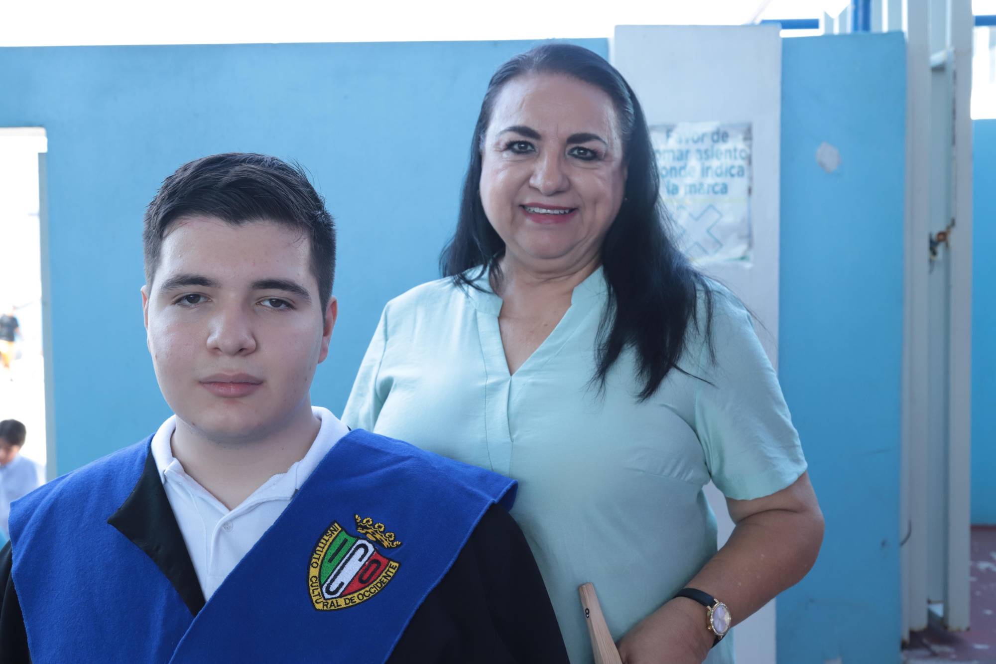 $!Raúl Alejandro Sánchez junto a su abuelita Irma Páez.