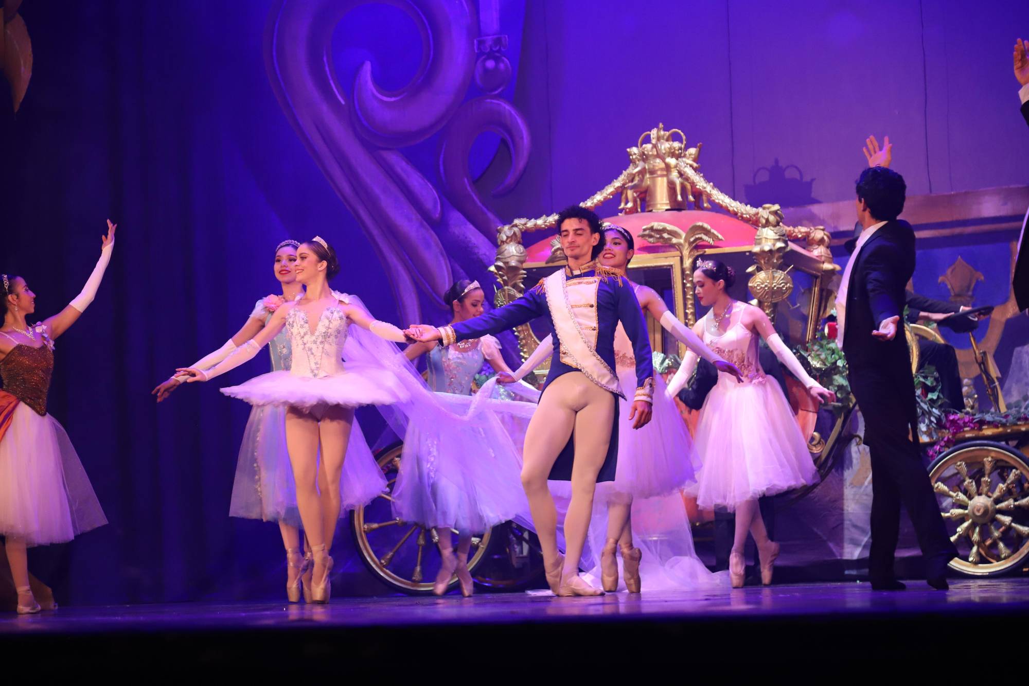 $!La magia de La Cenicienta cobró vida en el Teatro Ángela Peralta ante un público que ovacionó cada número.