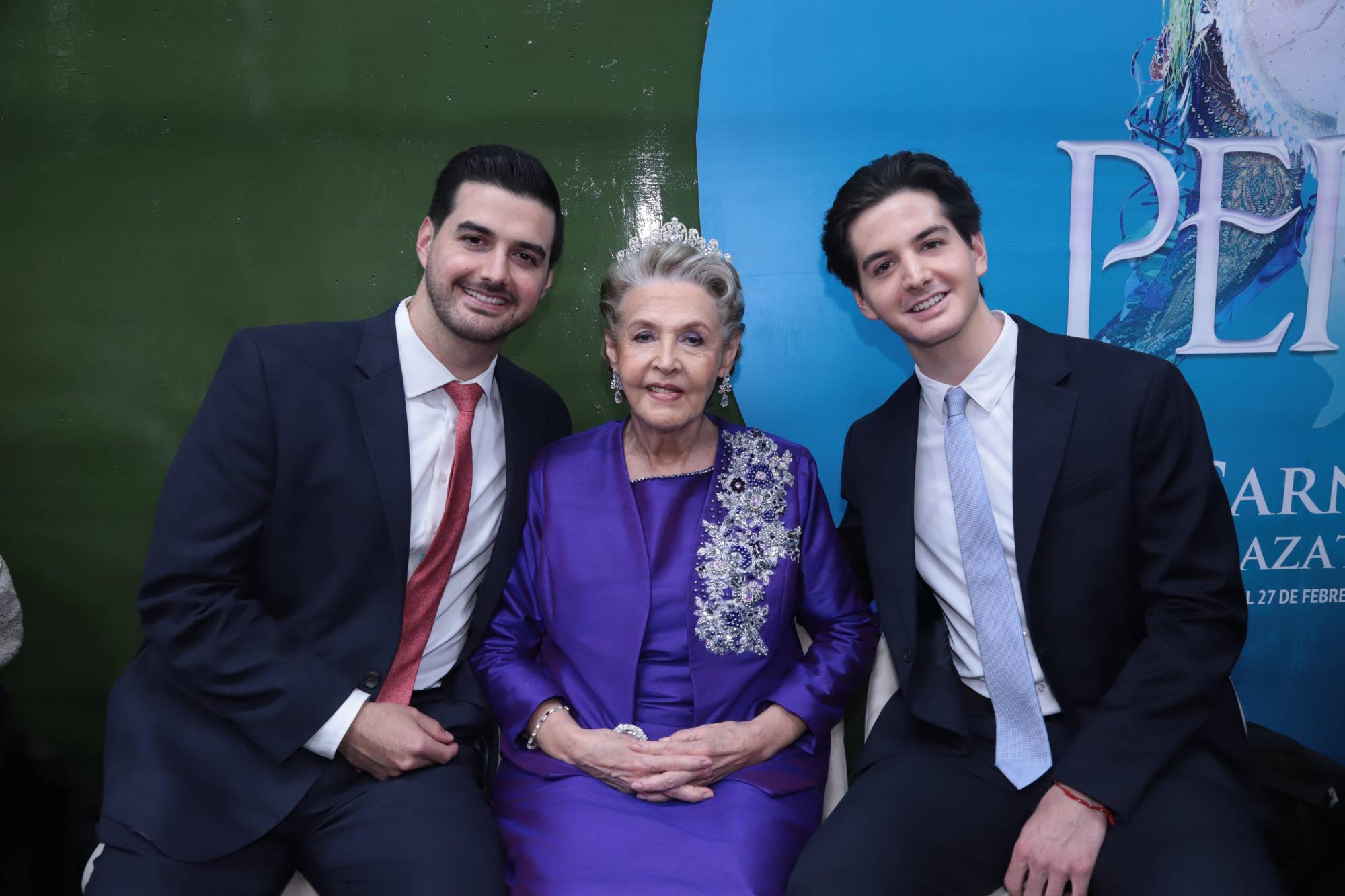 $!Jeannette Collard, Reina de los Juegos Florales del Carnaval 1956, entre sus nietos, Guillermo y Miguel Ochoa Carrillo.