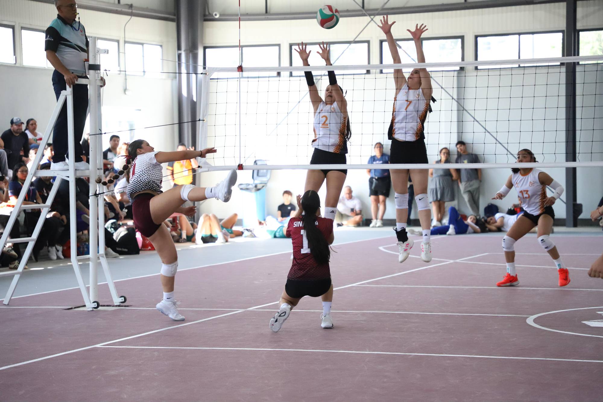$!Sinaloa se despide en voleibol de sala, pero apunta al oro en playa en Olimpiada Nacional