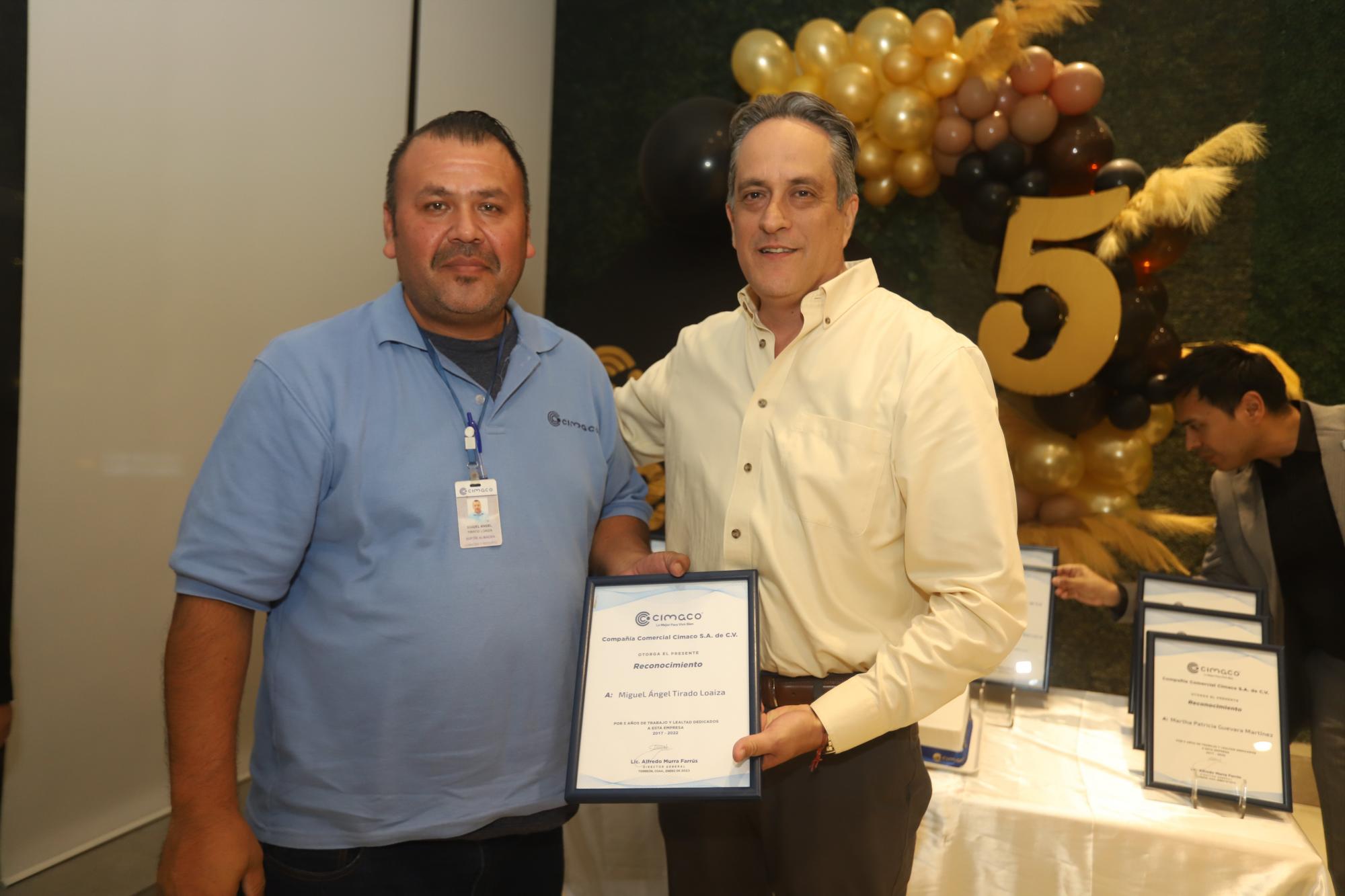 $!Miguel Ángel Tirado con su reconocimiento.