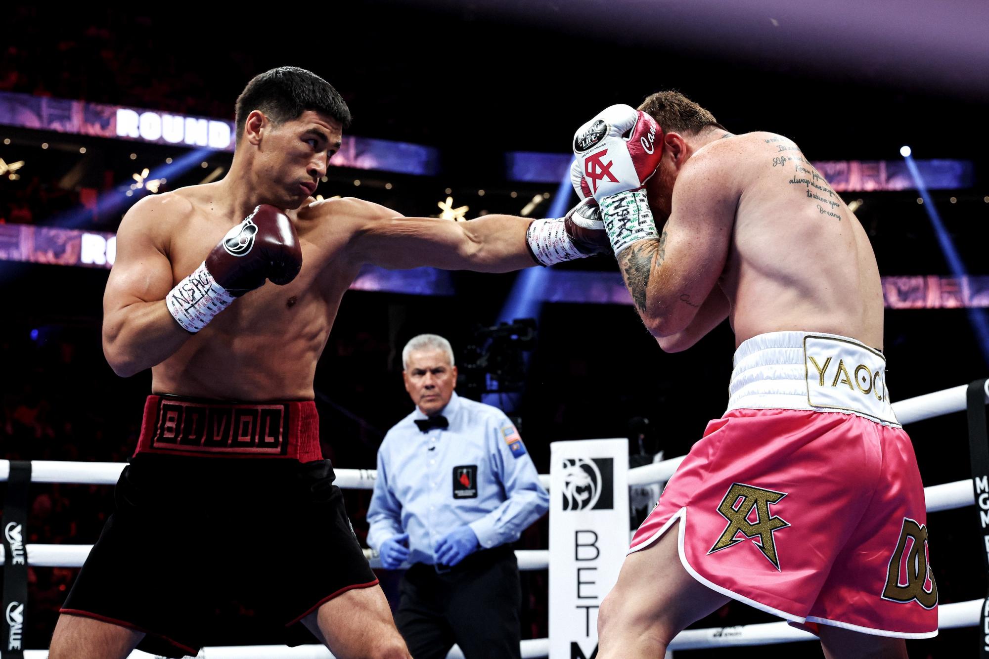 Canelo Álvarez es exhibido por Dmitry Bivol; pierde por decisión unánime $!Canelo Álvarez es exhibido por Dmitry Bivol; pierde por decisión unánime