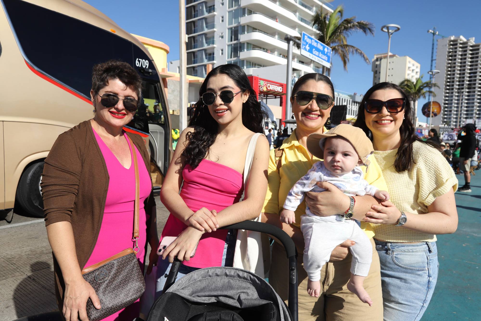 $!Rosalinda Acuña, Ximena Ovando, Oyuki Hernández, Valeria Ovando y le pequeño Nicolás López.