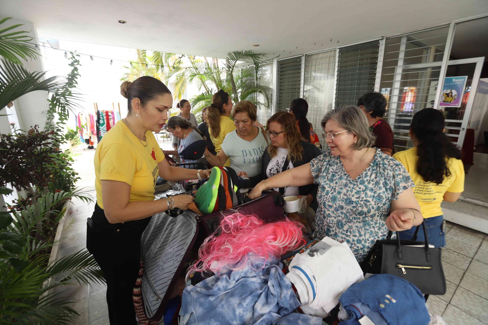$!Imelda Morales de Chicuate atendiendo a las asistentes al bazar.