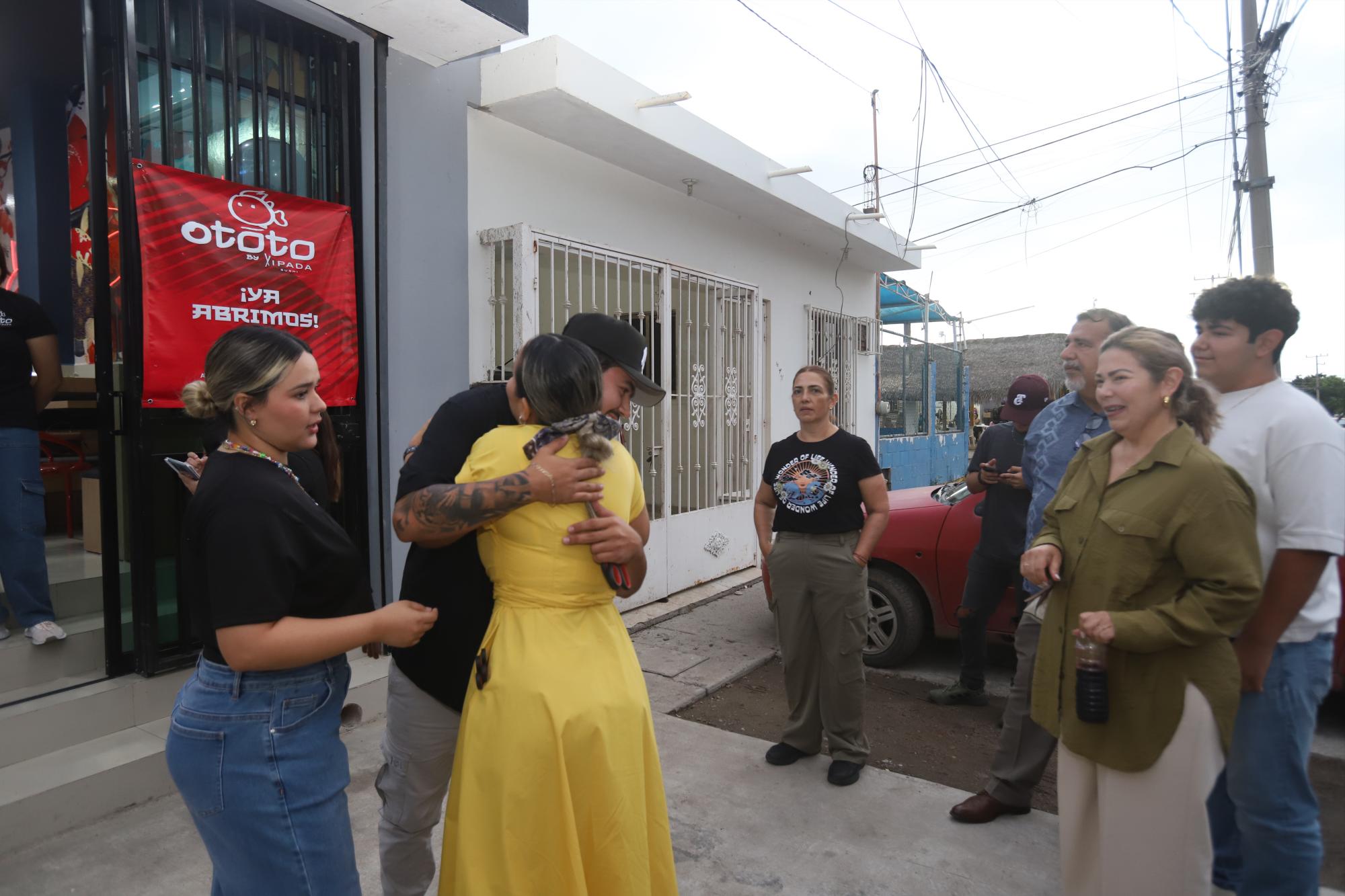 $!Felicitaciones y buenos deseos recibieron los jóvenes ese día tan especial.