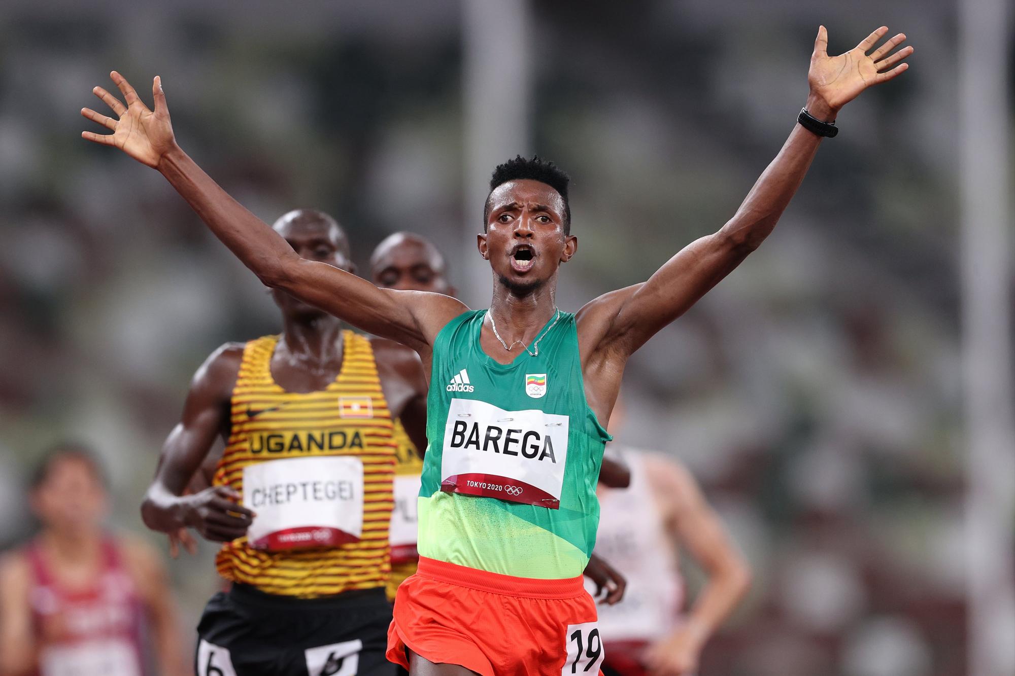 $!El etíope Barega sorprende a Cheptegei para colgarse el oro olímpico en los 10 mil metros
