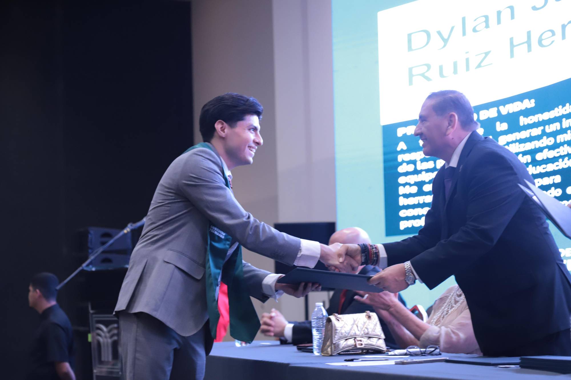 $!Óscar García hace entrega de los diplomas a los jóvenes graduados.