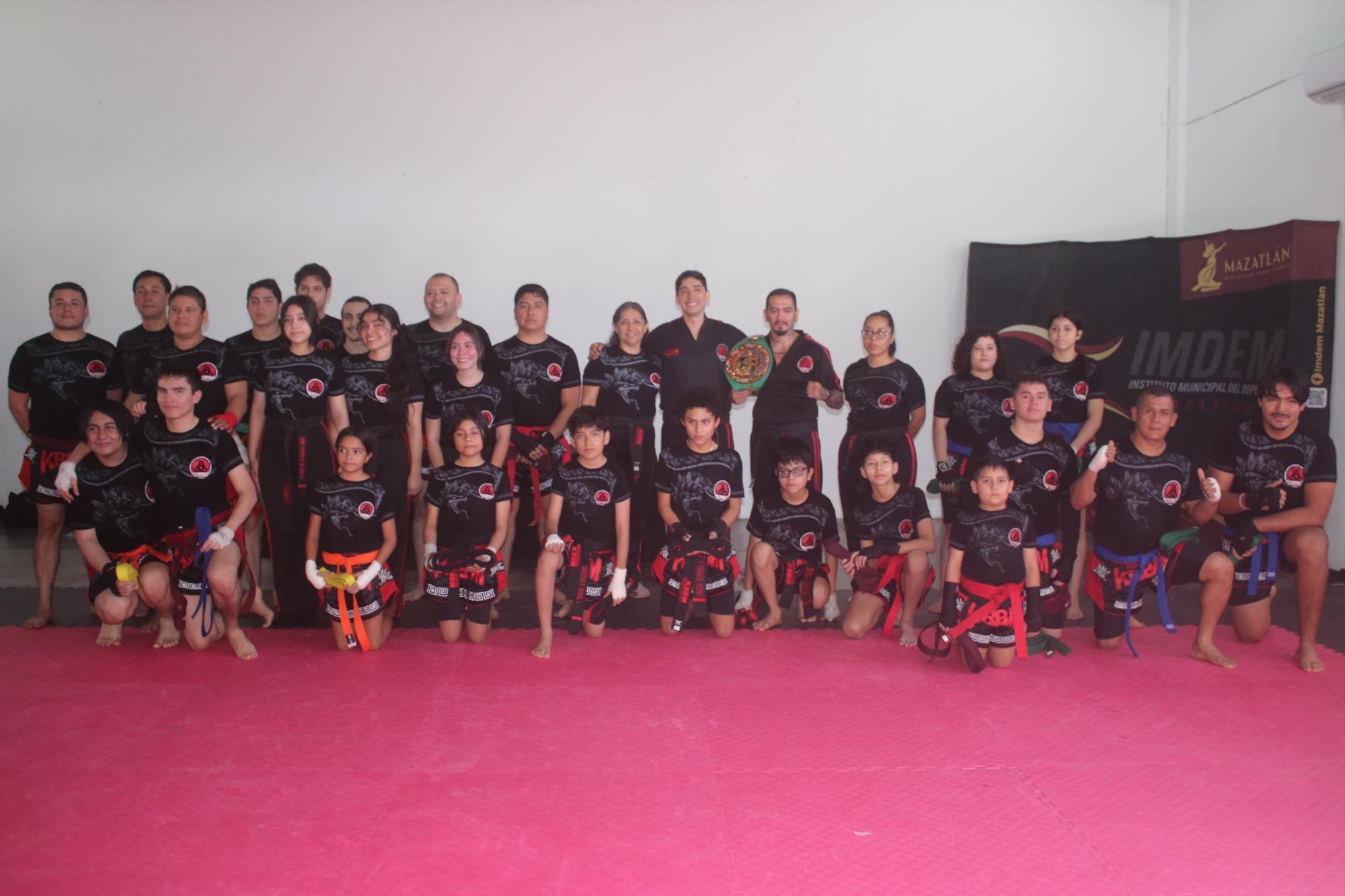 $!Se gradúan 25 alumnos de la Academia Black Belt