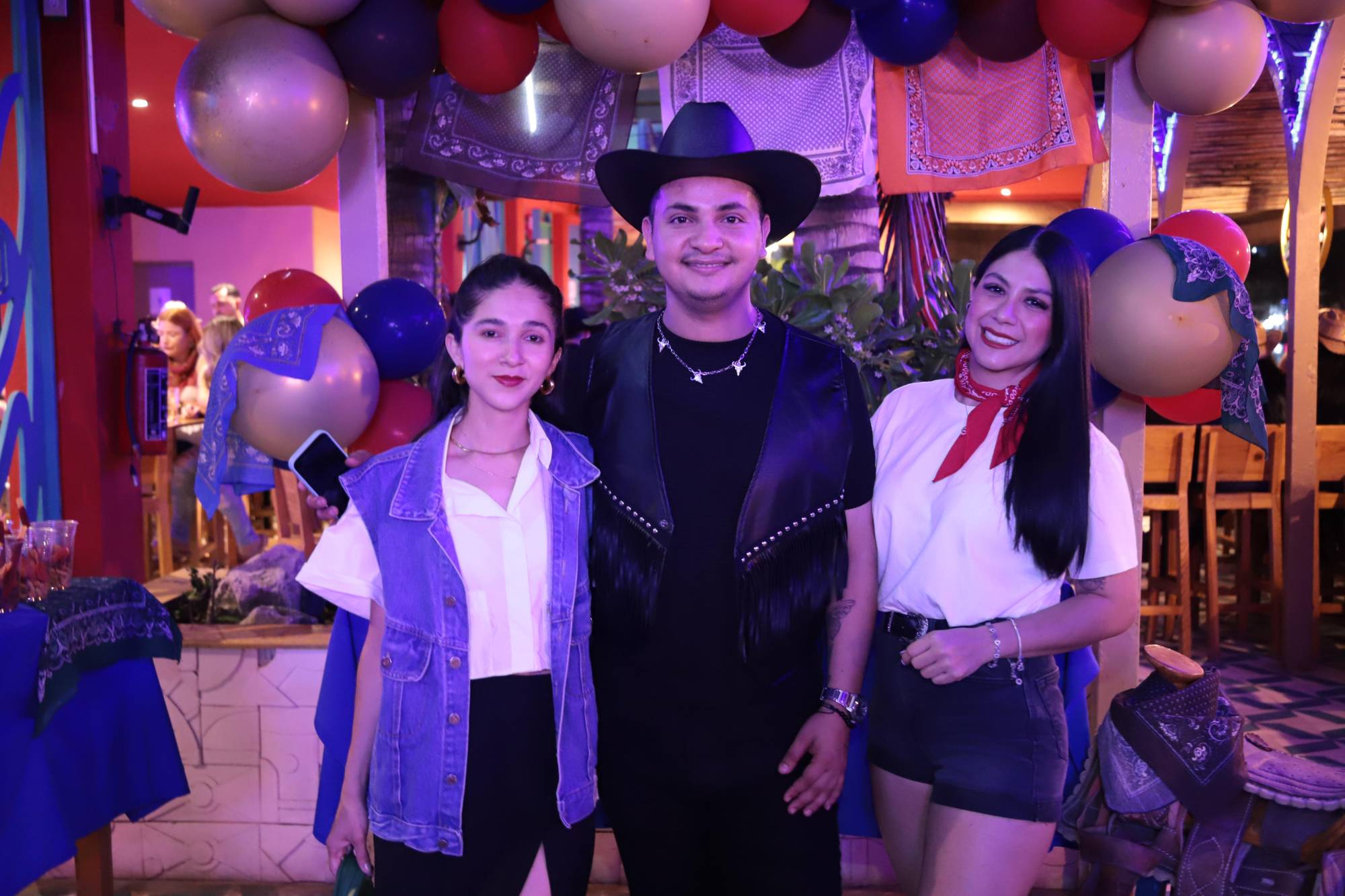 $!Perla Garay y Mónica Rodelo con el festejado.