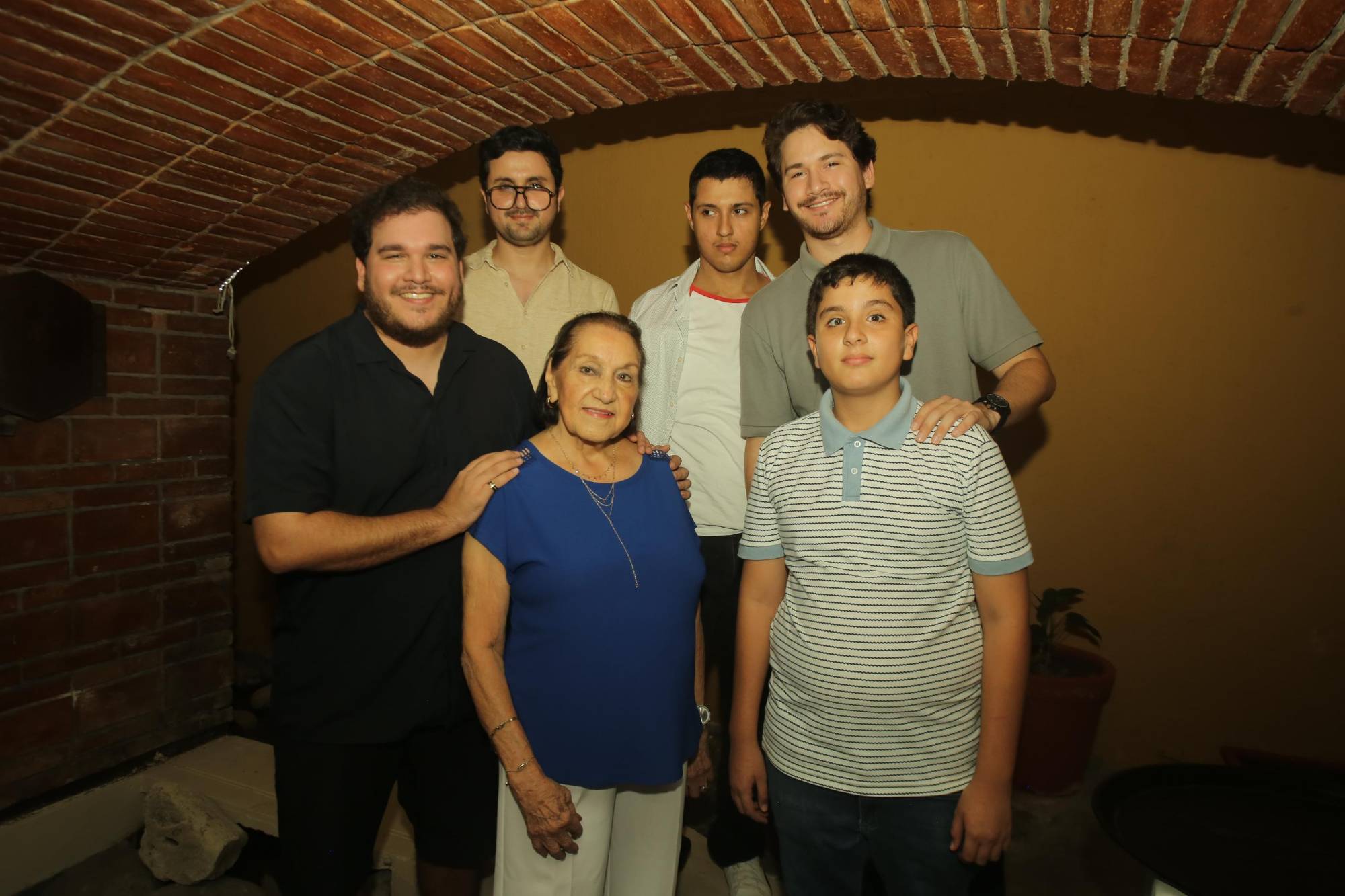 $!La cumpleañera entre sus nietos, José Pérez Ahumada, José Eduardo Pérez Pérez, Sergio Pérez Pérez, Santiago Pérez Ahumada y Juan Pablo Pérez Pérez.