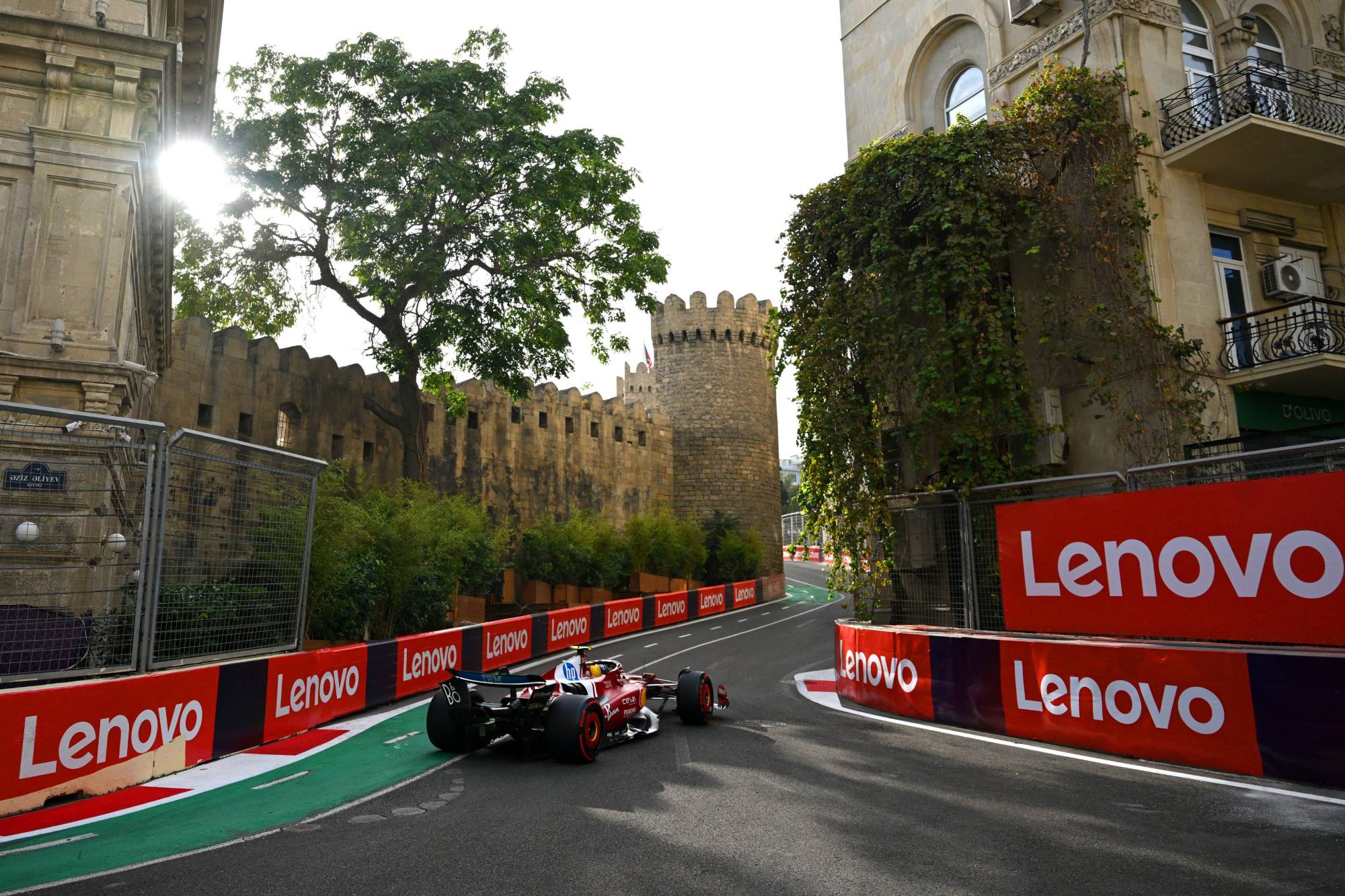 $!Hamilton lidera y Ferrari le roba el protagonismo a McLaren en Baku