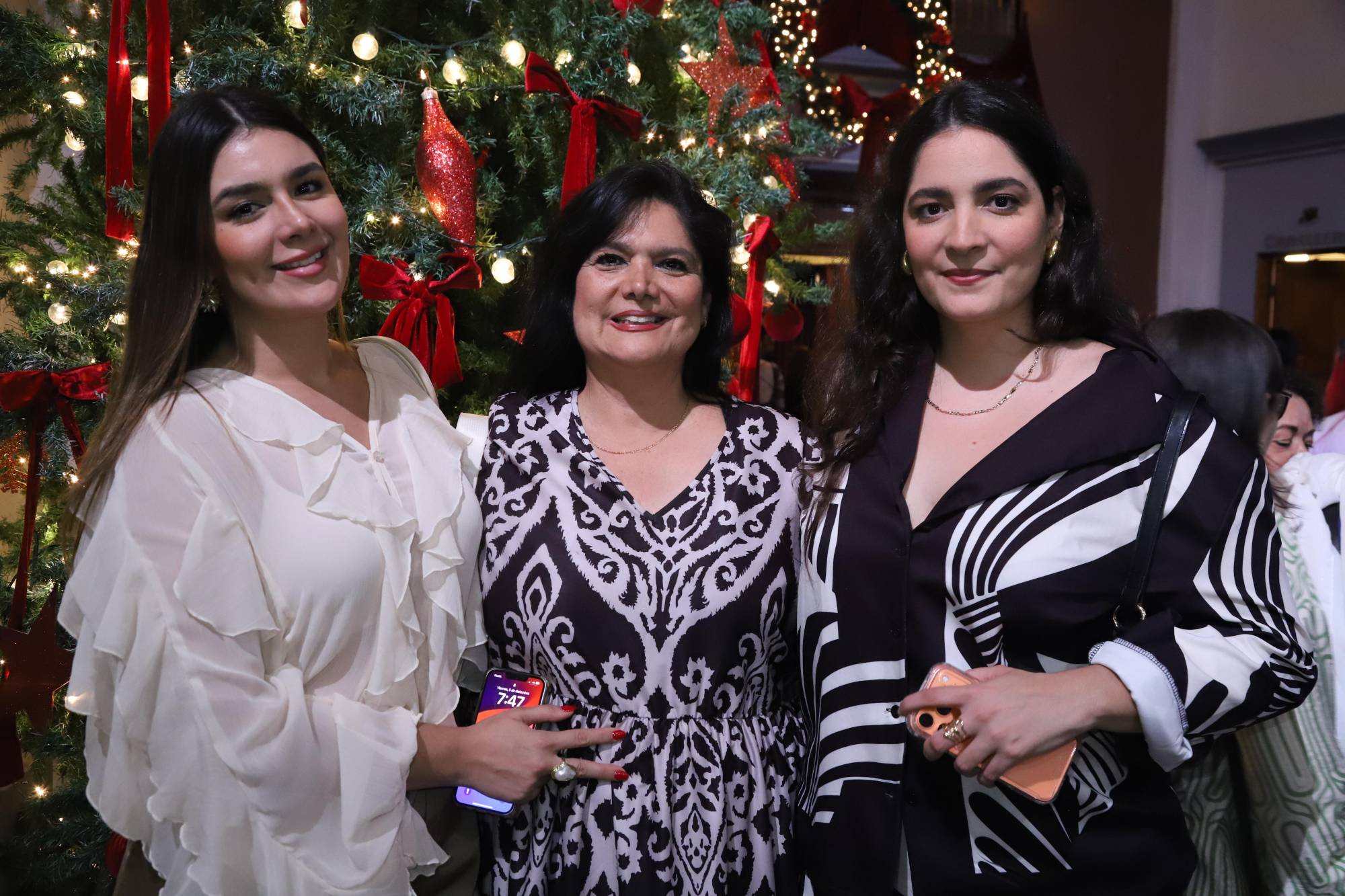 $!Virginia Martínez entre sus hijas Astrid y Brisia Tirado.