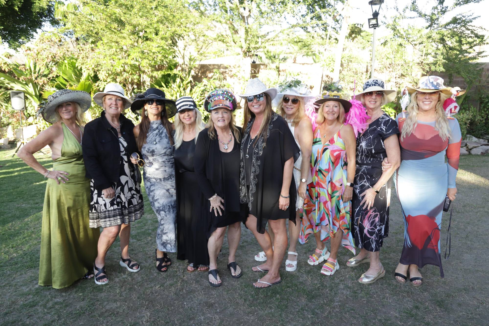 $!Lindos sombreros lucieron las invitadas.