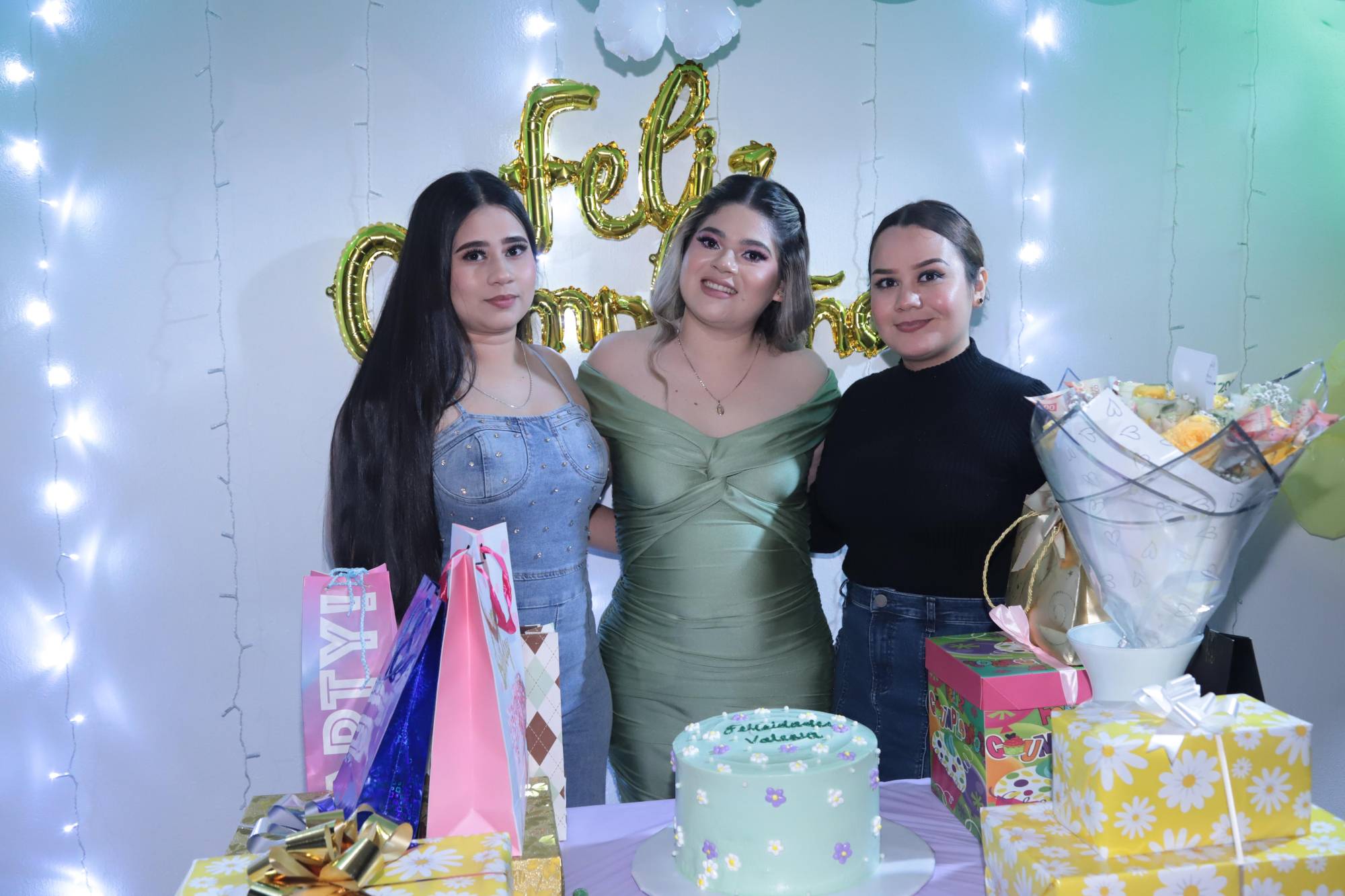 $!Valeria entre sus amigas Paulina Lizárraga y Patricia Velazco.