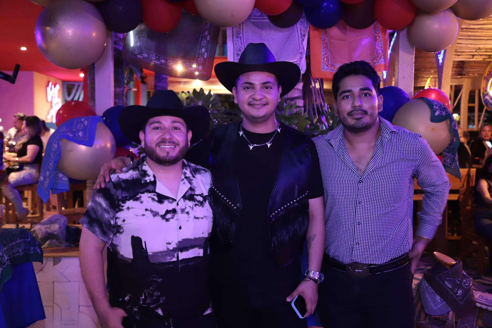 $!Fernando entre Víctor Joel y Eder García.