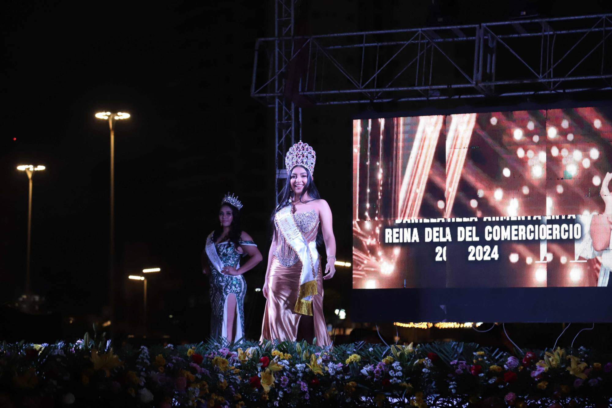 $!Daniela Armenta, reina del Comercio, de la Expo Feria Canaco 2024, realizó su pasarela.