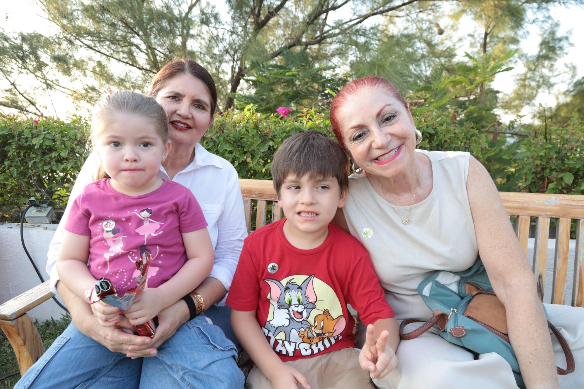 $!Lorena Zataráin y Gloria López Gavito con los pequeños Cordelia y Jorge Olalde Lizárraga.