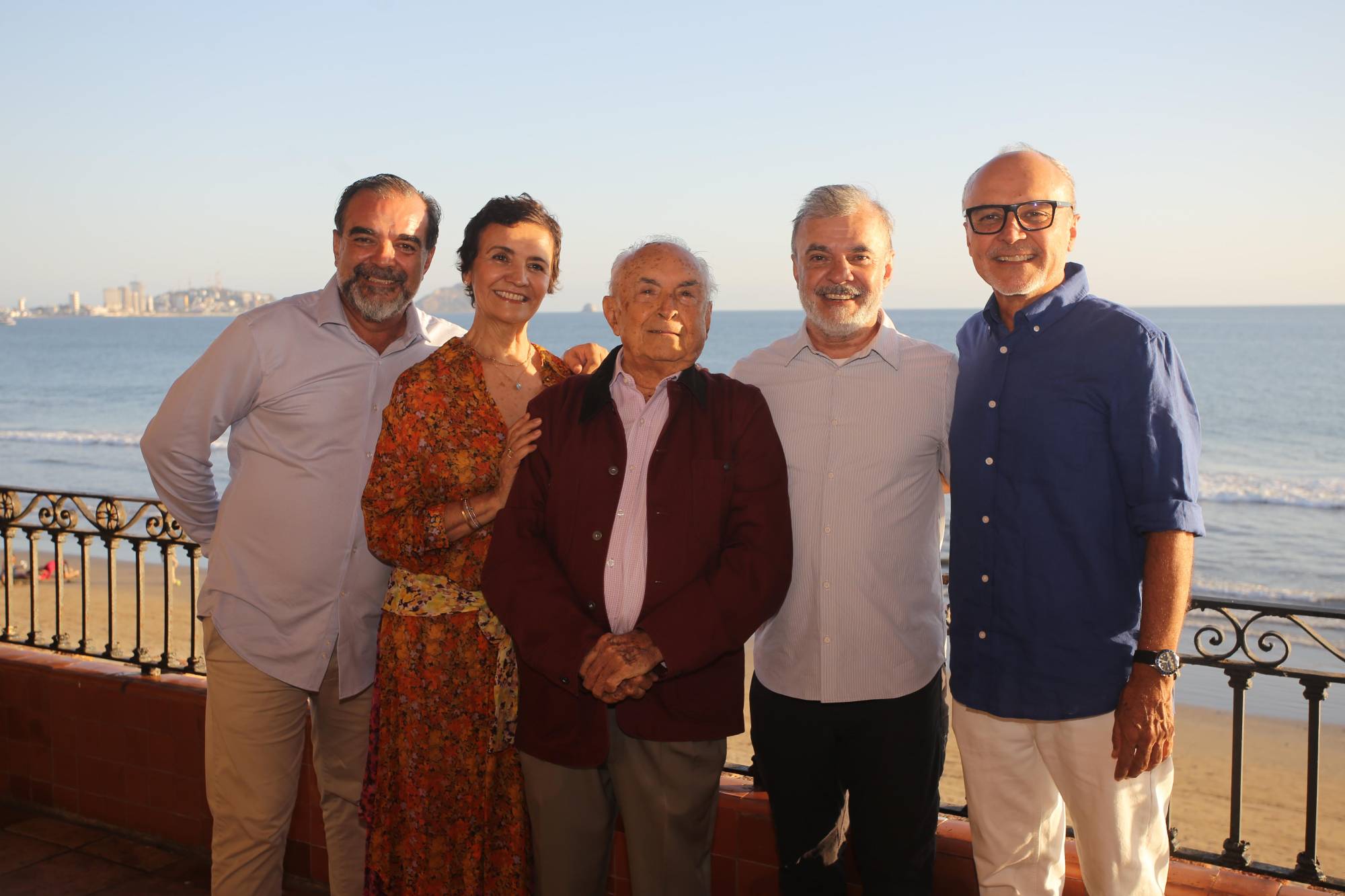 $!Don Mario con sus hijos, Jorge, Elsa María, Mario y Jesús Daniel.