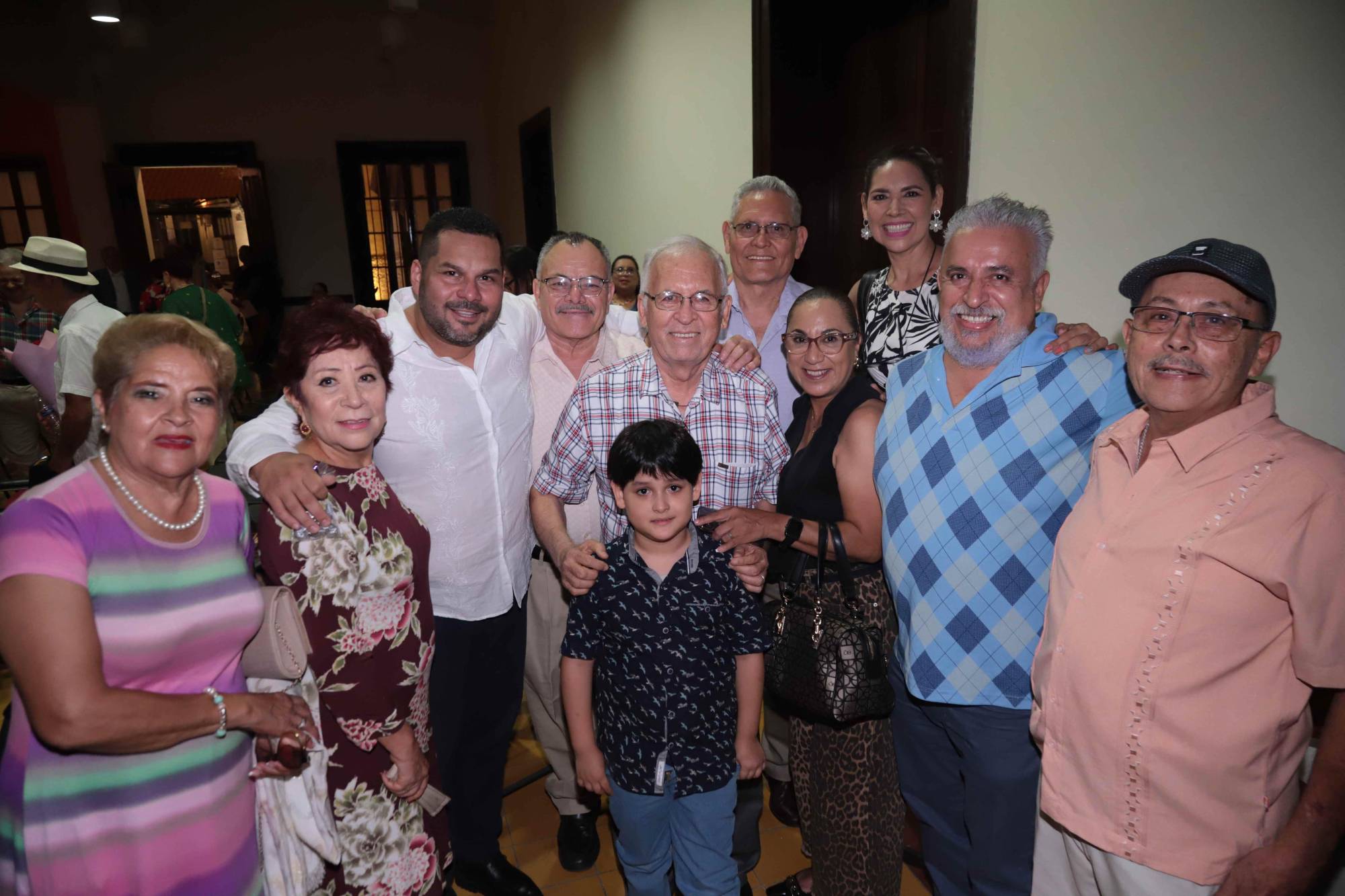 $!El tenor Carlos Osuna se tomó una fotografía del recuerdo con algunos de los asistentes.