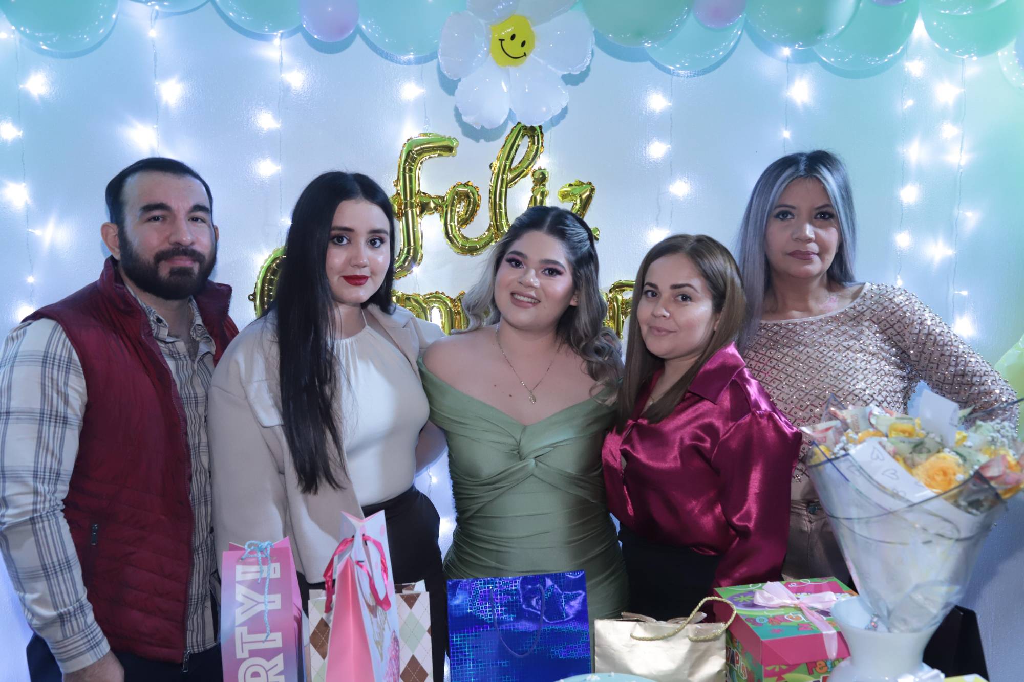 $!La festejada junto a José Ángel Bustamante, Lilia Cota, Karmina Valenzuela y Jazmín Morales.