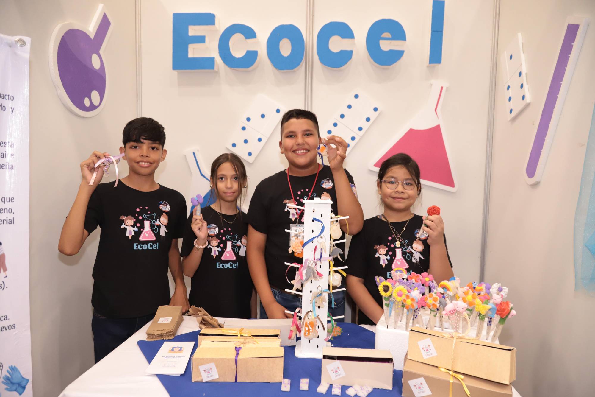 $!El equipo Eco Cel está integrado por Neymar Paredes, Alessandra Coronel, José Armando Sánchez y Adali Peralta, de la Primaria Francisco Madero.