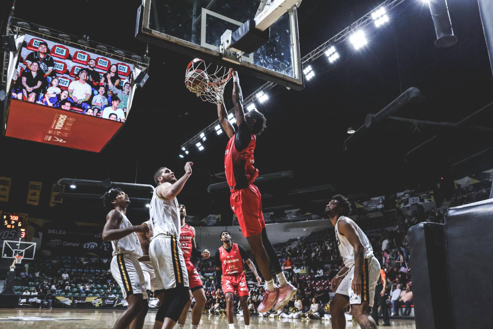 $!Venados Basketball no puede mantener la ventaja y cae en el primero de la serie ante Rayos