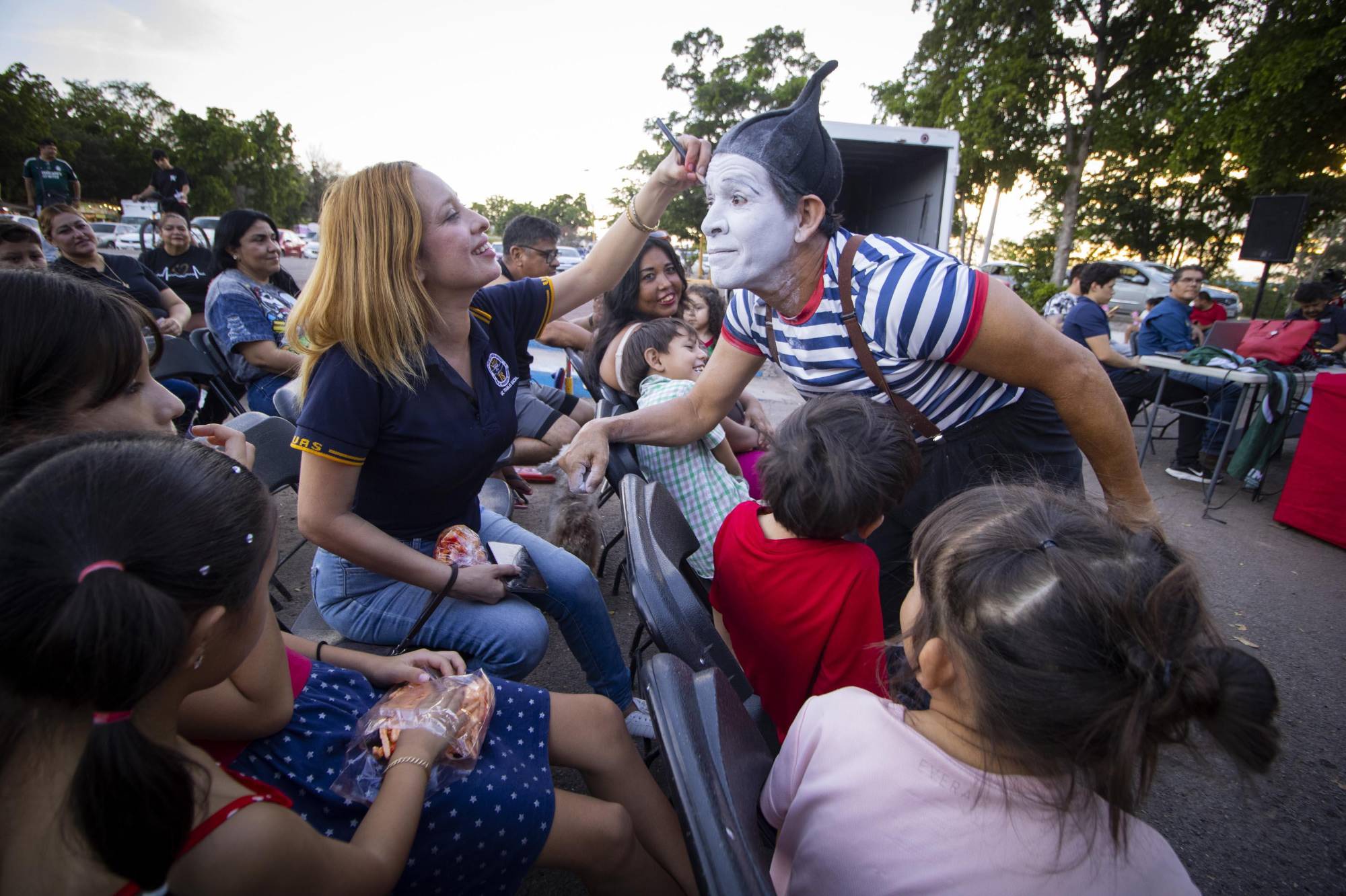 $!Niños participan activamente en los juegos del espectáculo clownesco.