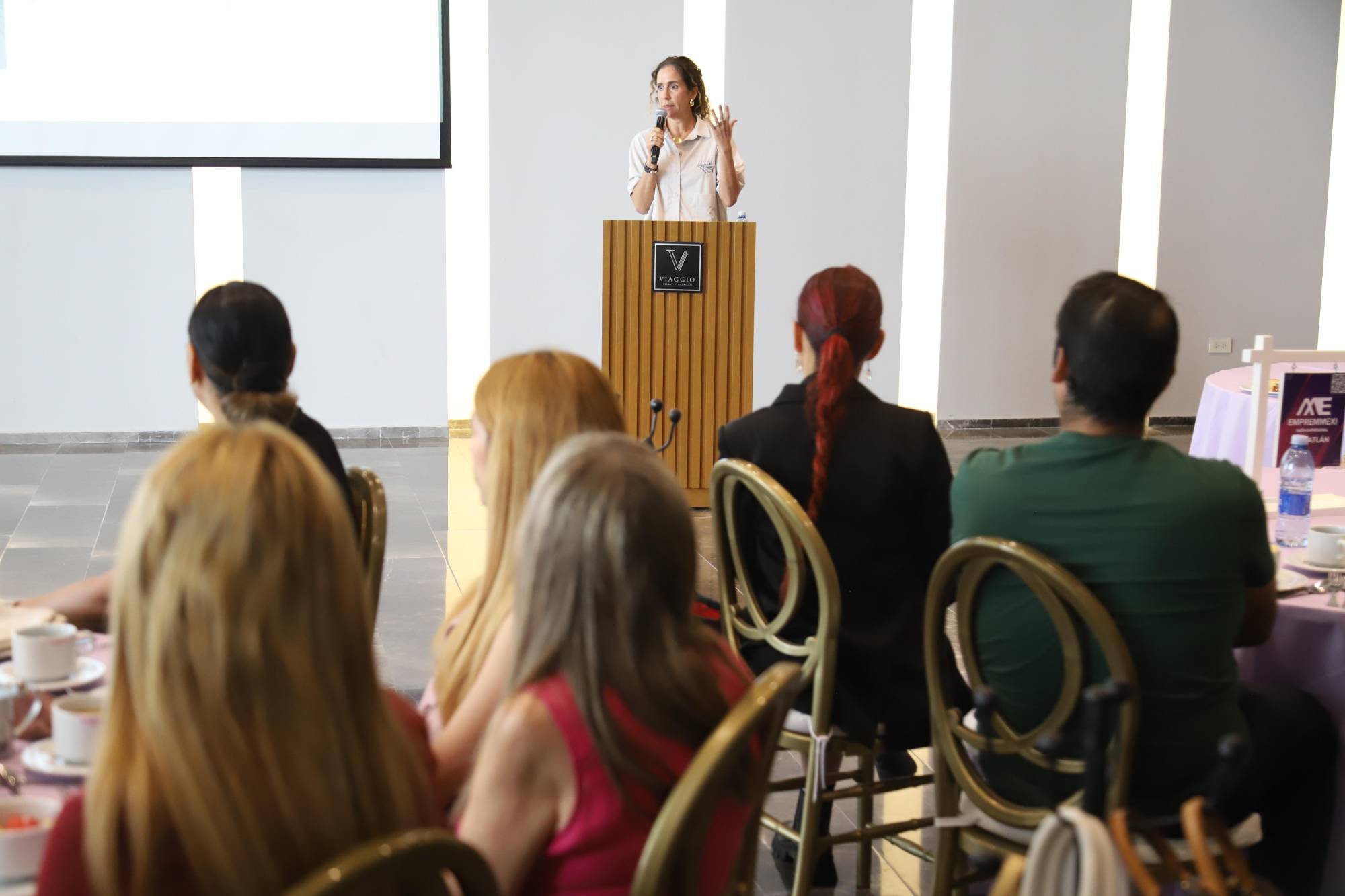 $!Alejandra Coppel, cofundadora de Fundación Origami, durante su ponencia “Silencio roto, la verdad detrás de la violencia”.
