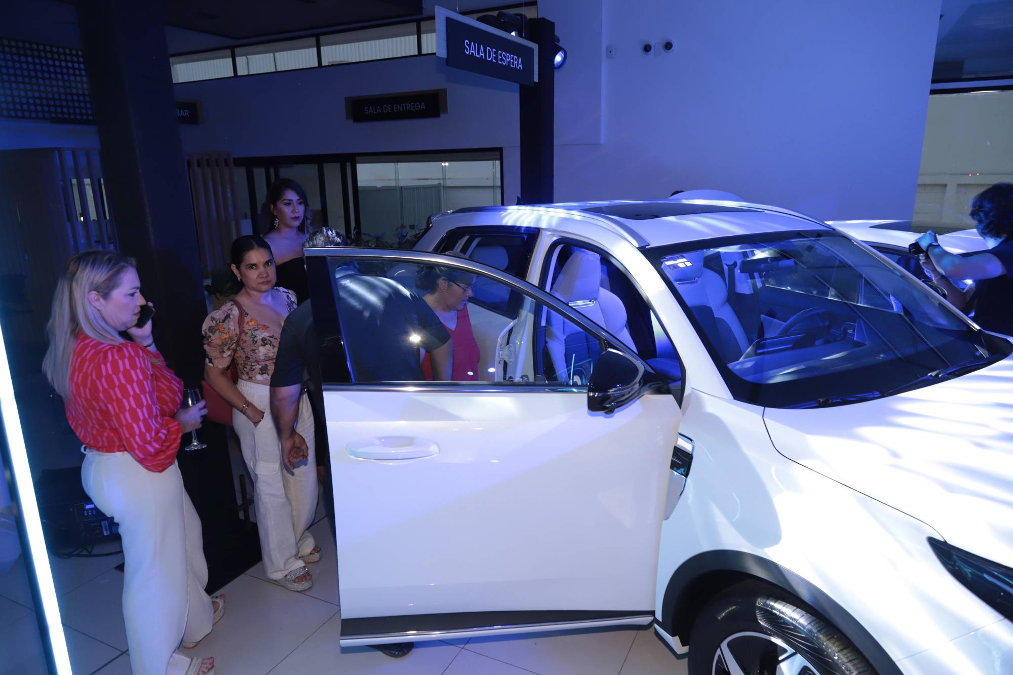 $!Potenciales clientes pudieron apreciar los vehículos en exhibición.