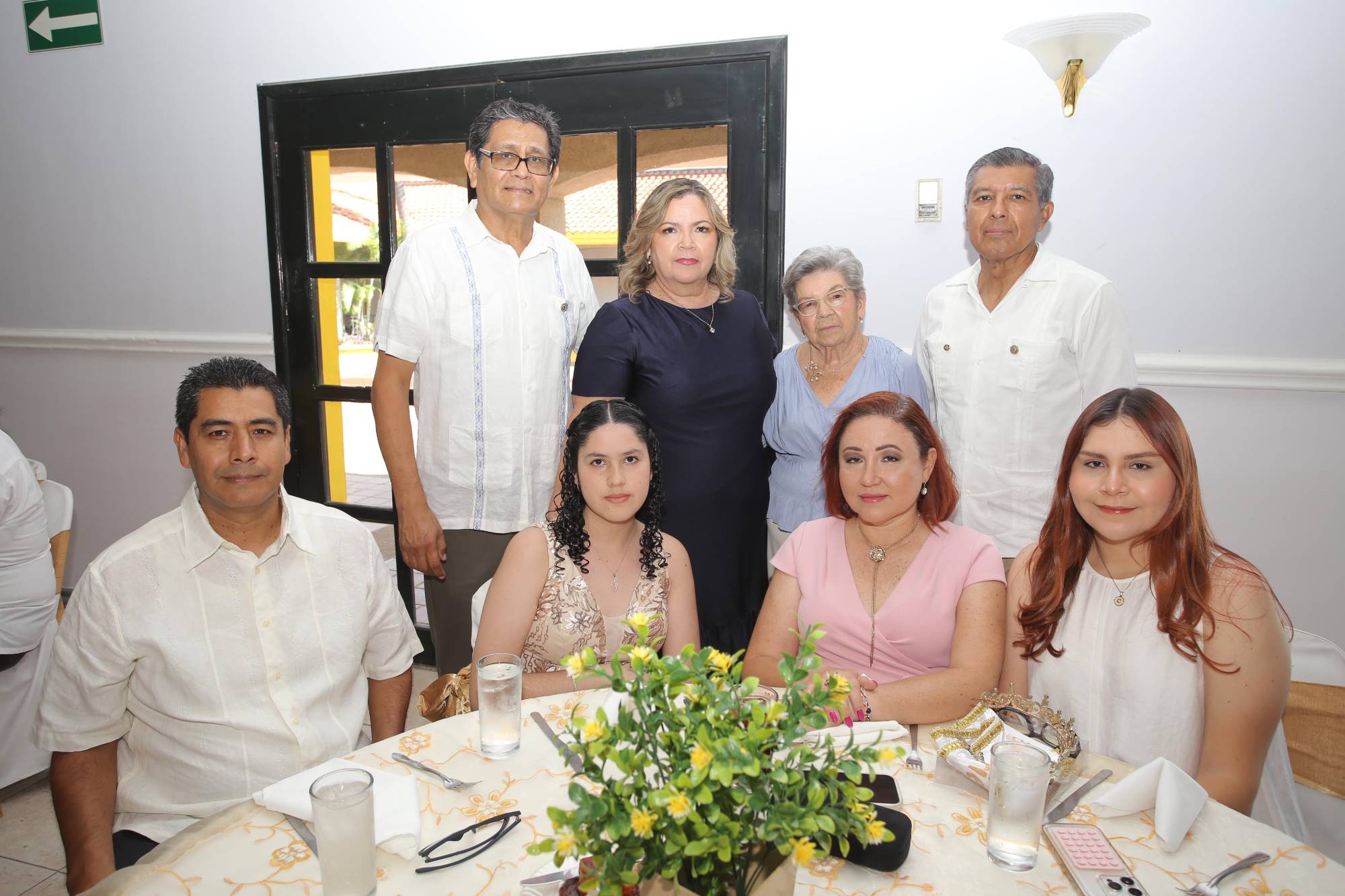 $!Arturo Zamudio, Norma Garzón, Nena Garzón y Arnoldo León. Sentados, Agustín Juárez, Valeria Juárez, Ofelia Castro y Carmen Zamudio.