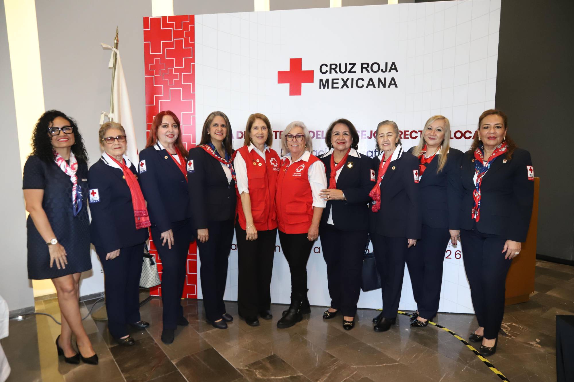 $!Tere Gallo de Gil y Wendy Hardouin entre integrantes del Comité de Damas de Cruz Roja Delegación Mazatlán.