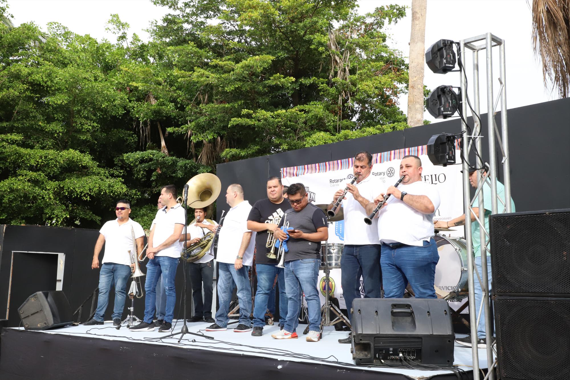 $!Los asistentes disfrutaron de música de banda.