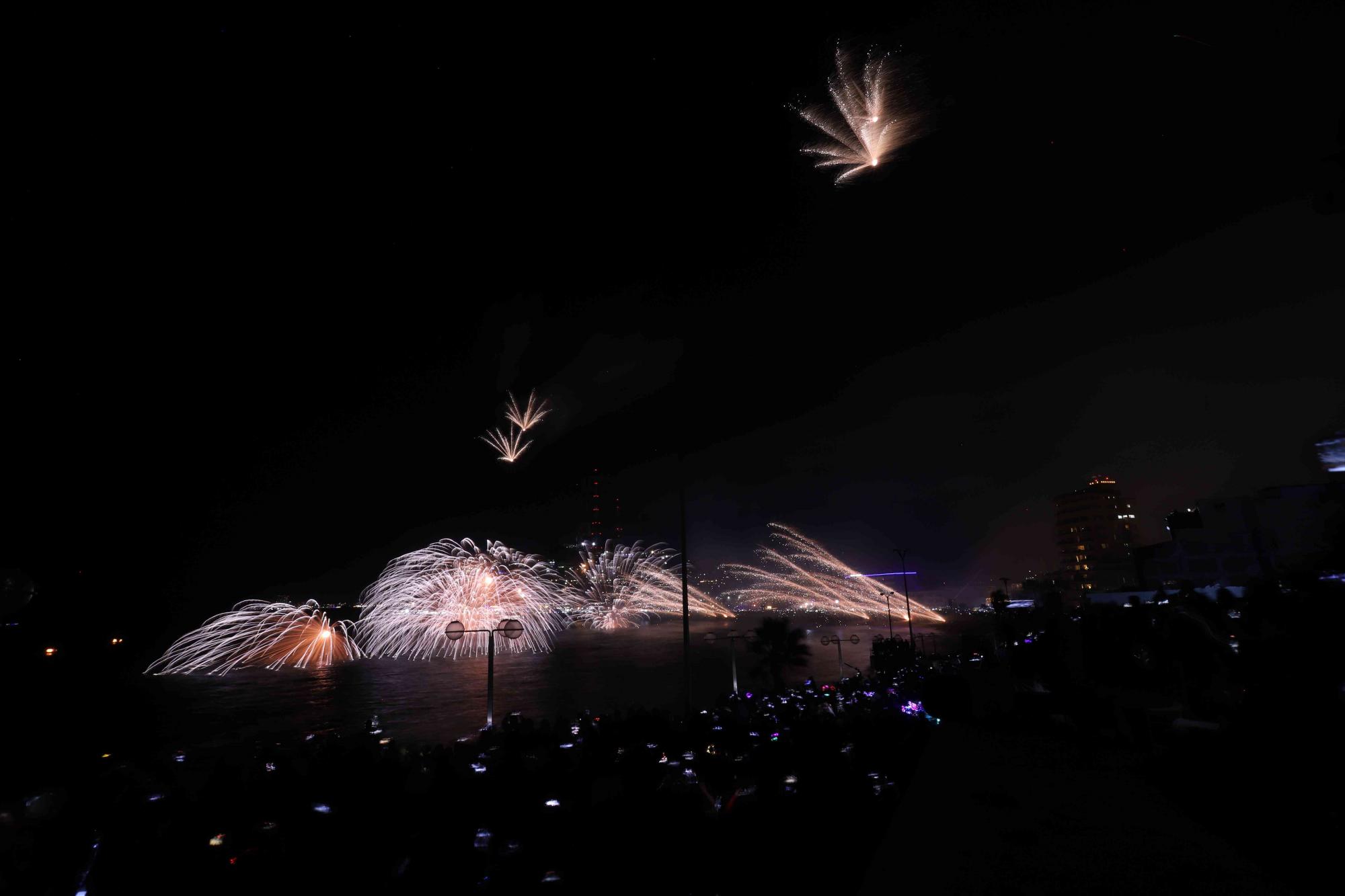 $!Disfrutan el espectacular ‘Combate Naval’