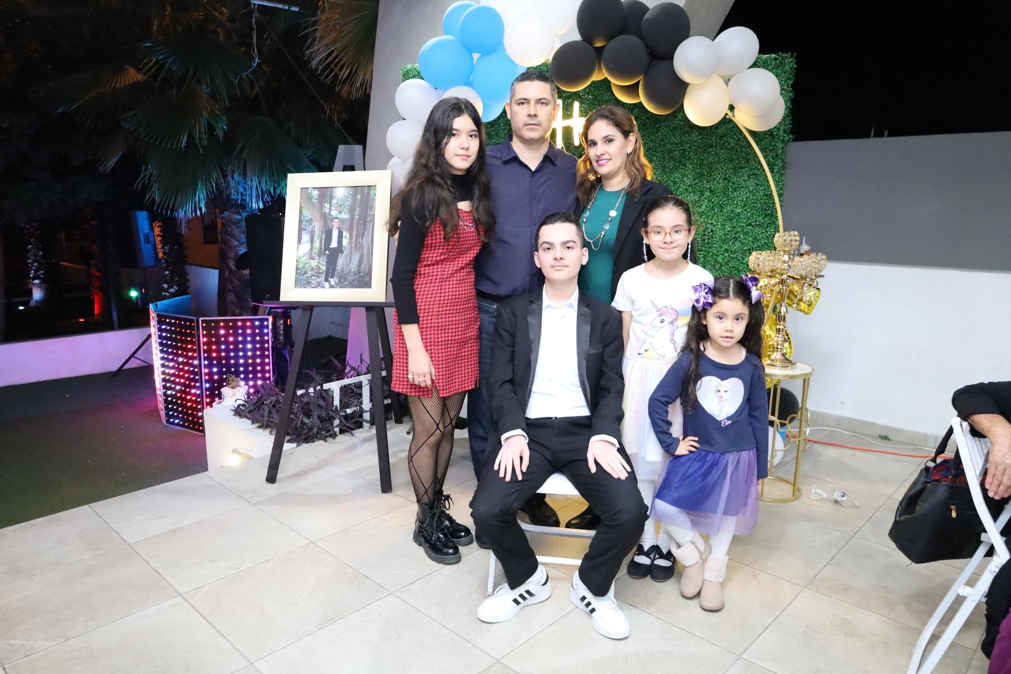 $!El festejado acompañado de sus padrinos Mark López e Irasema Jiménez y sus primas Iramy, Danna y Grettel.