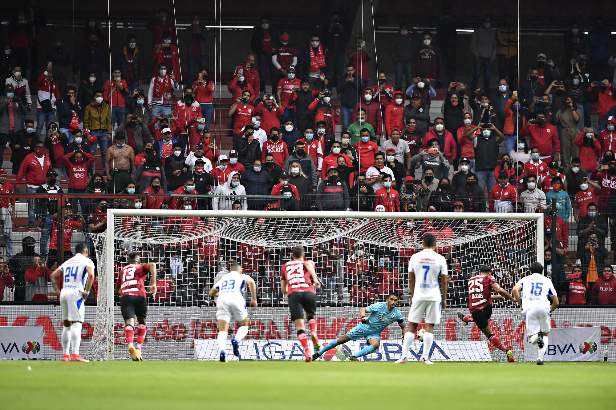 $!Con polémica arbitral, Toluca vence 2-1 al Cruz Azul en arranque de liguilla