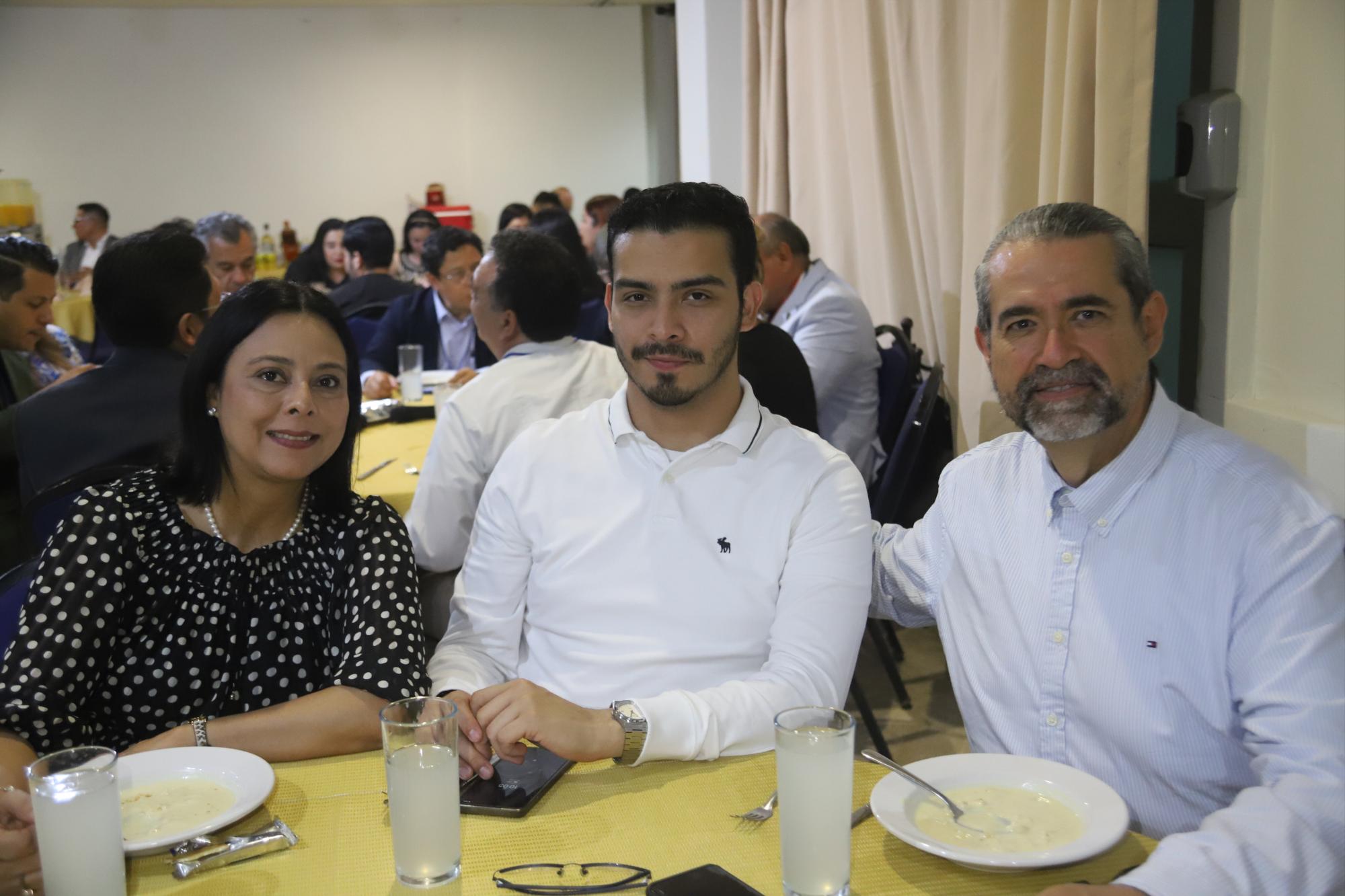 $!Gabriela Sánchez de Olmeda, Jorge Olmeda y José Luis Olmeda.