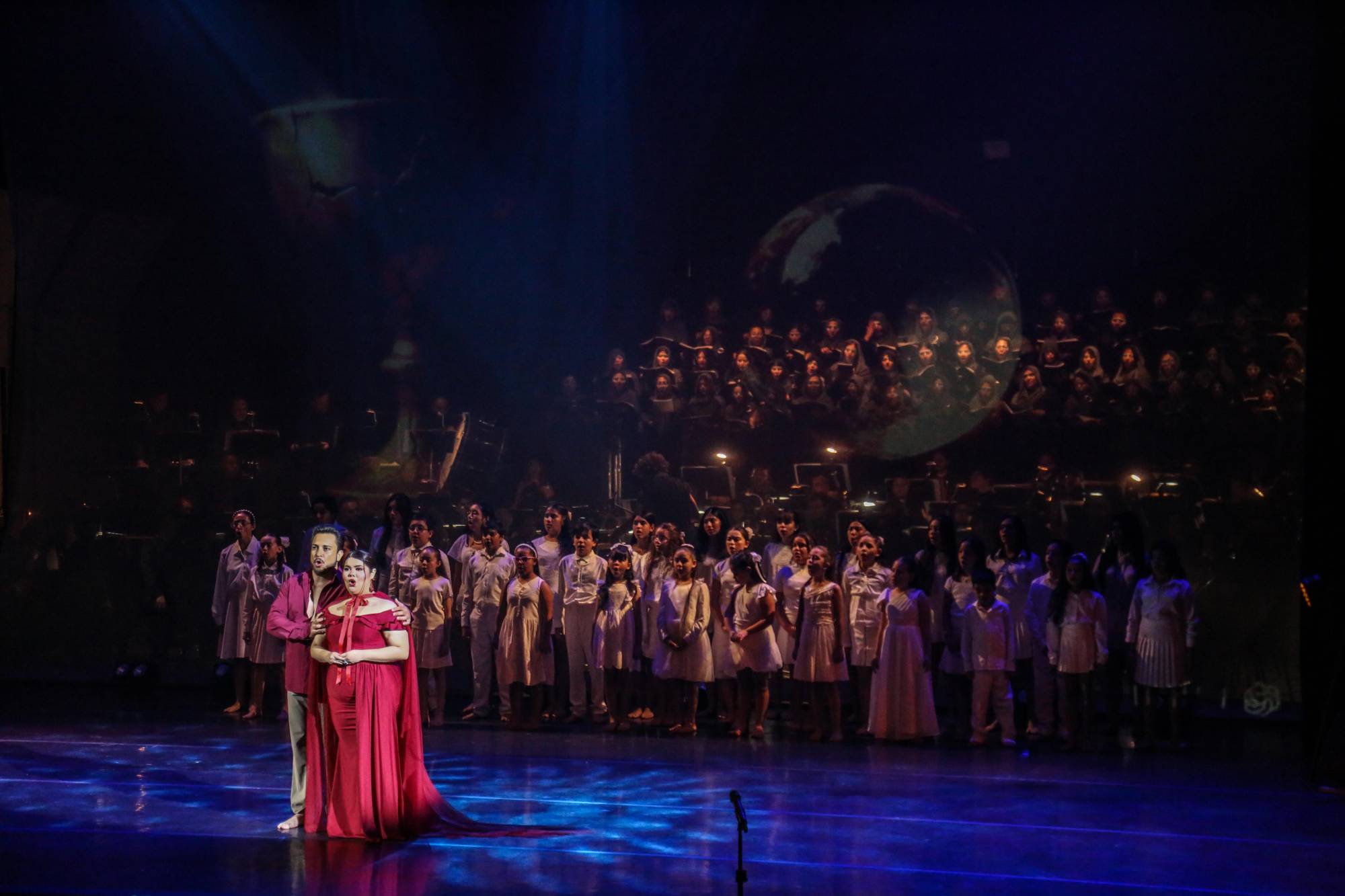 $!El tenor Alejandro Pacheco y la soprano Jessica Torrero, acompañados del coro infantil del Isic.