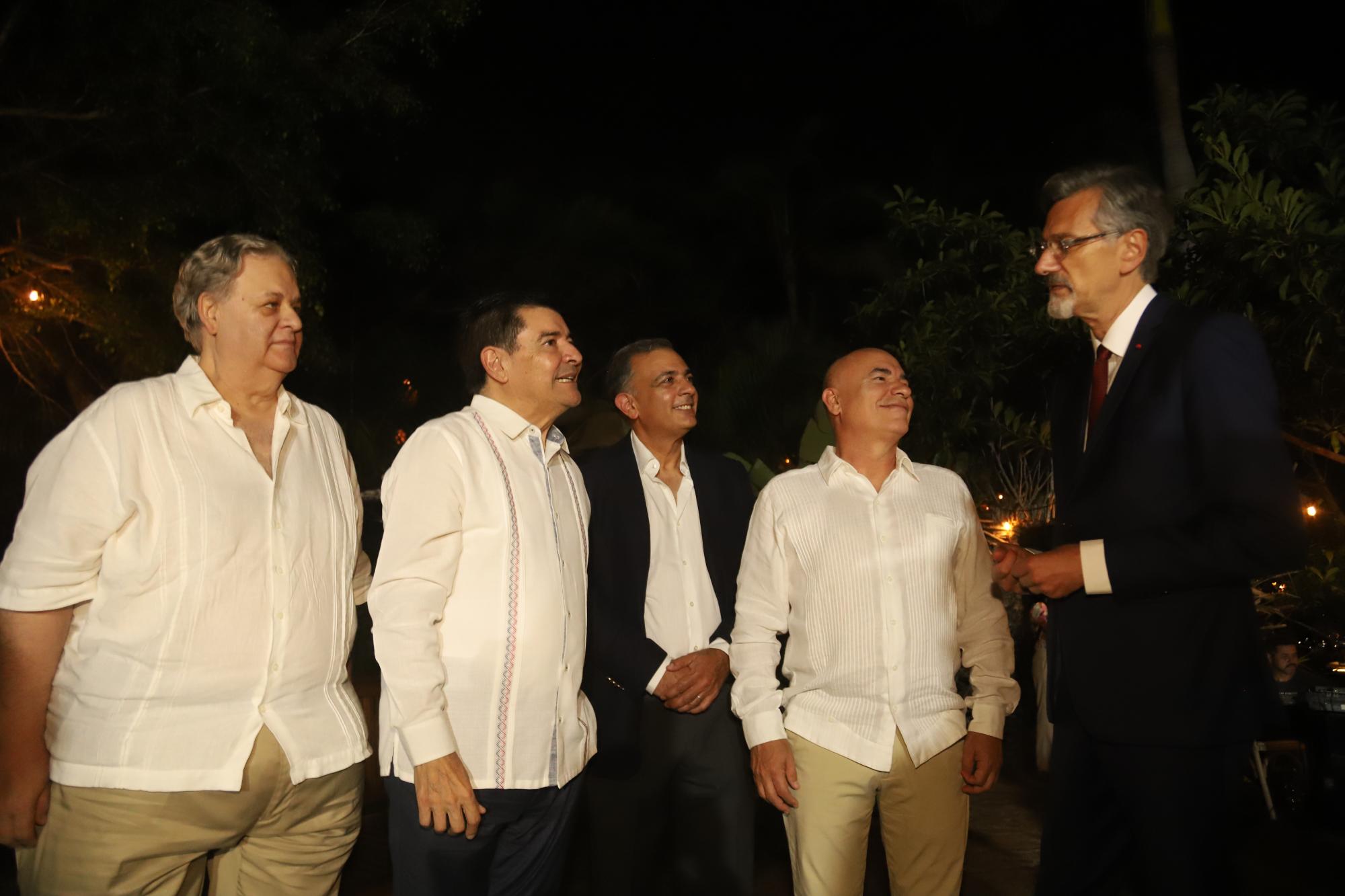 $!Raúl Rico, Javier Lizárraga Mercado, Lino Suárez y Óscar Sánchez en plena plático con el Embajador de Francia en México, Jean-Pierre Asvazadourian.