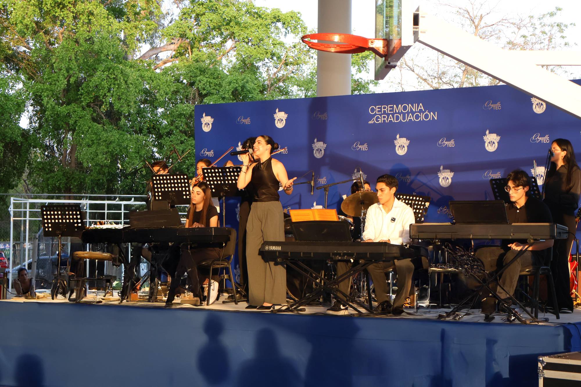 $!La compañía de música y canto que dirigen Ernesto Organista y Carolina Wong, amenizaron la ceremonia.