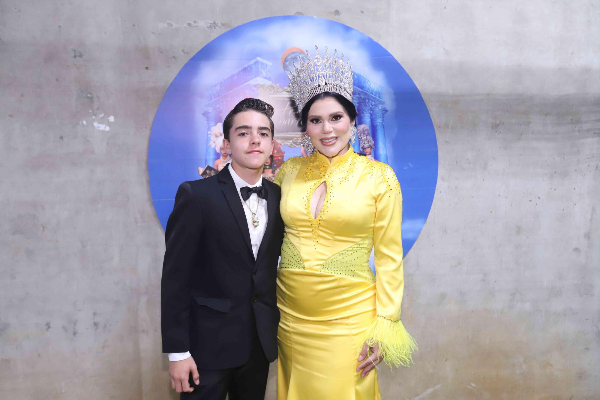 $!Miguel Loaiza junto a su tía Adriana Alfonsina Vizcarra, quien recibió un homenaje por sus 25 años de Reina Infantil 1999.