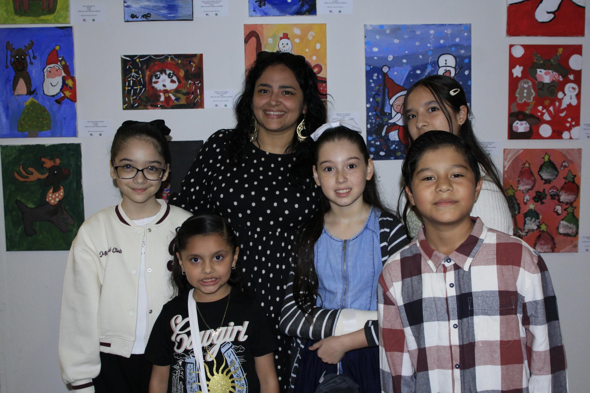 $!La maestra Rosalí Sánchez con sus alumnos de artes plásticas sabatino.