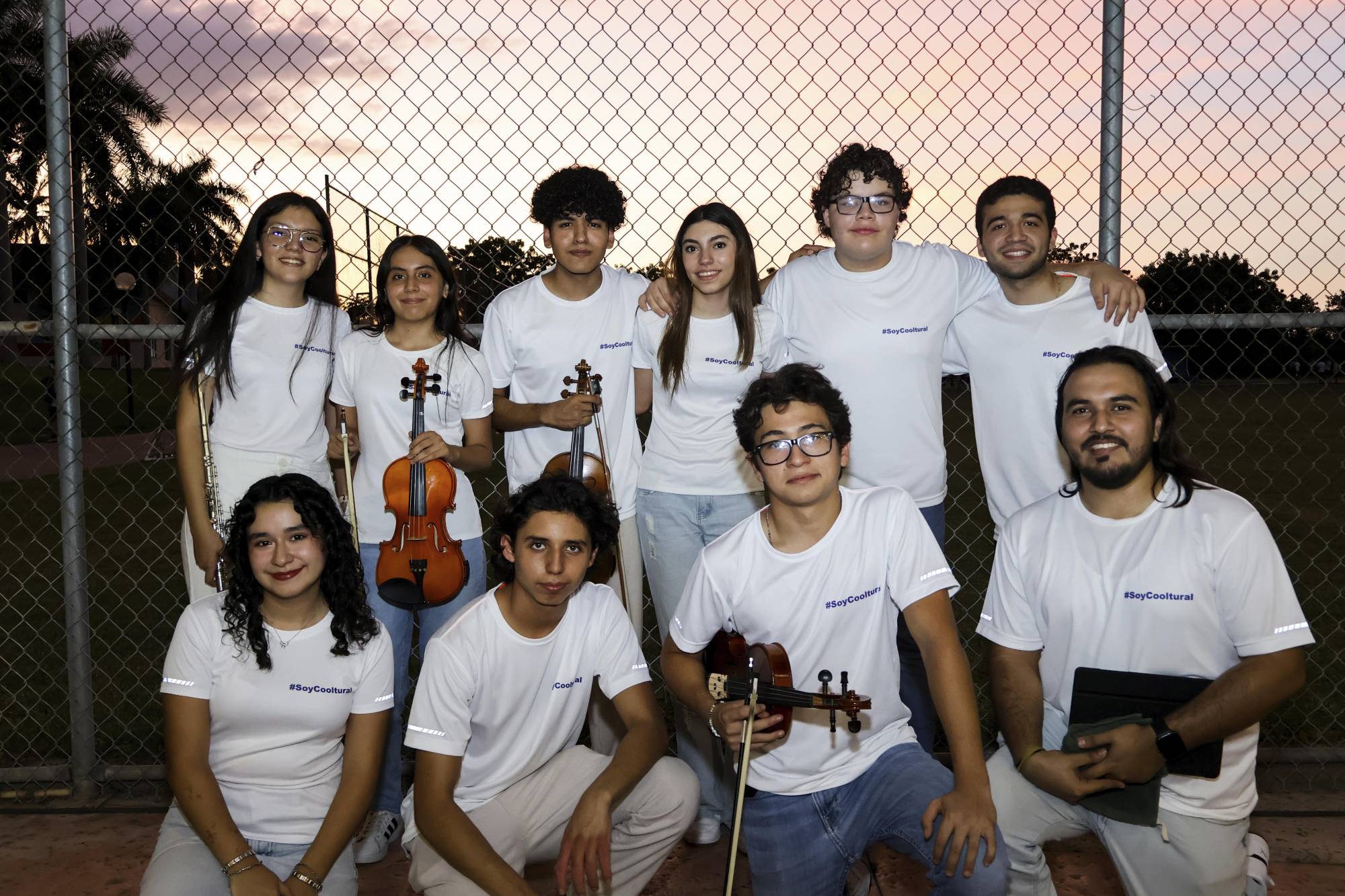 $!La compañía musical Blue Sheeps, integrada por alumnos de preparatoria y profesional, previo s su presentación en el concierto.