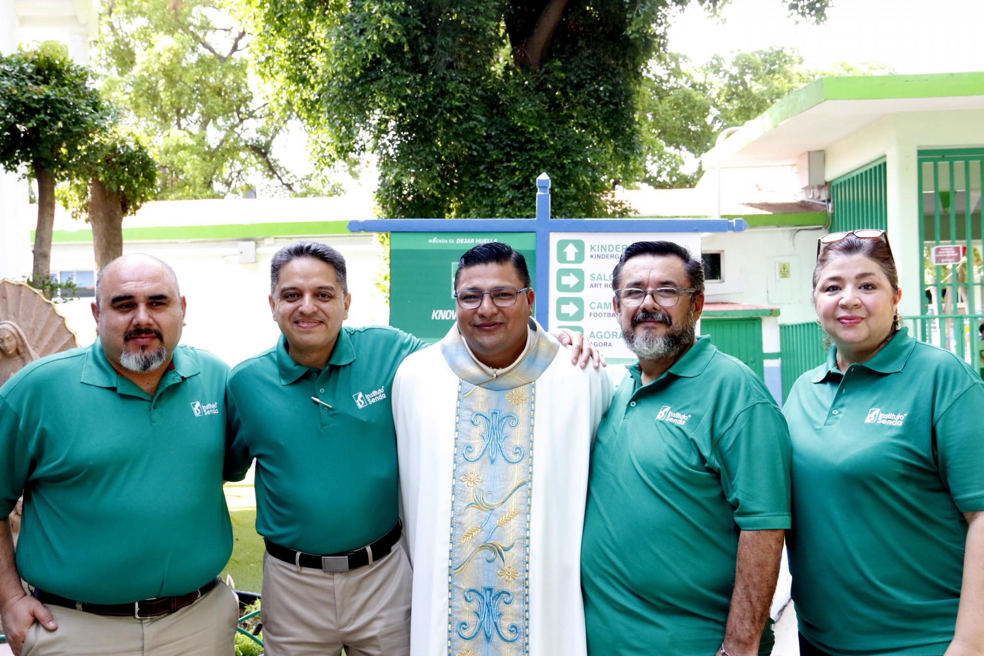 $!Milton Angulo, Xavier Maytorena, director general; el Padre Daniel Zepeda, el subdirector Juan de Dios Reyes, y Pily Tafoya.